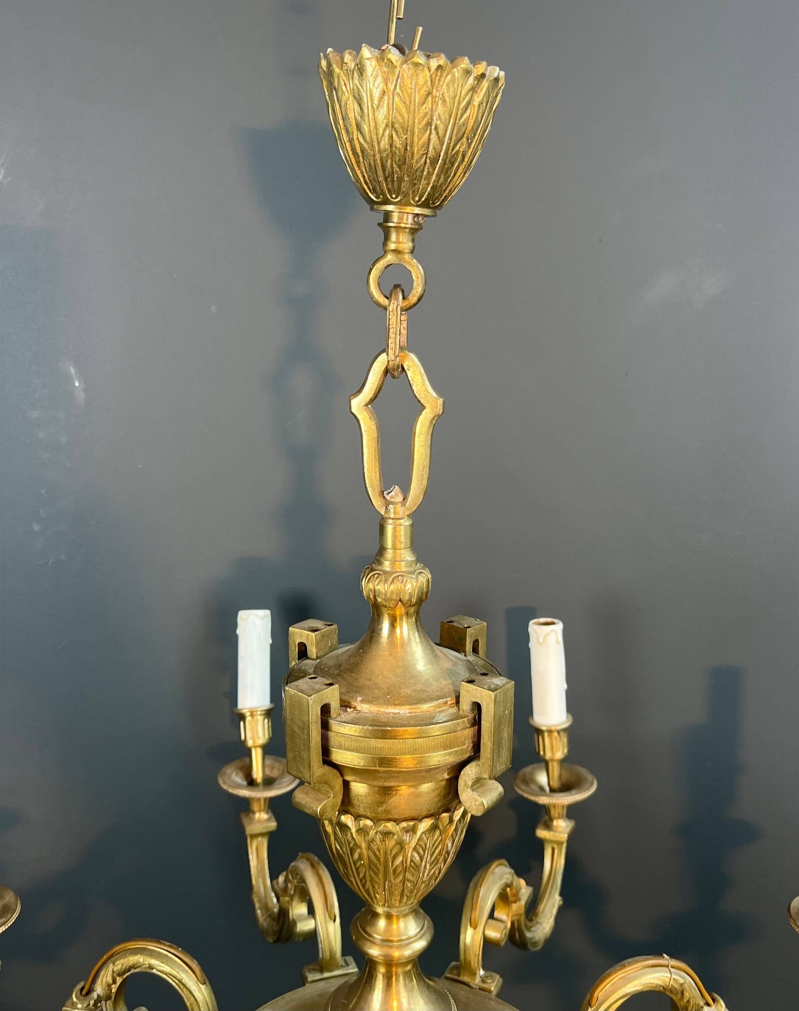 Important bronze chiseled chandelier in Louis XVI style with 8 light arms by Lucien Gau.