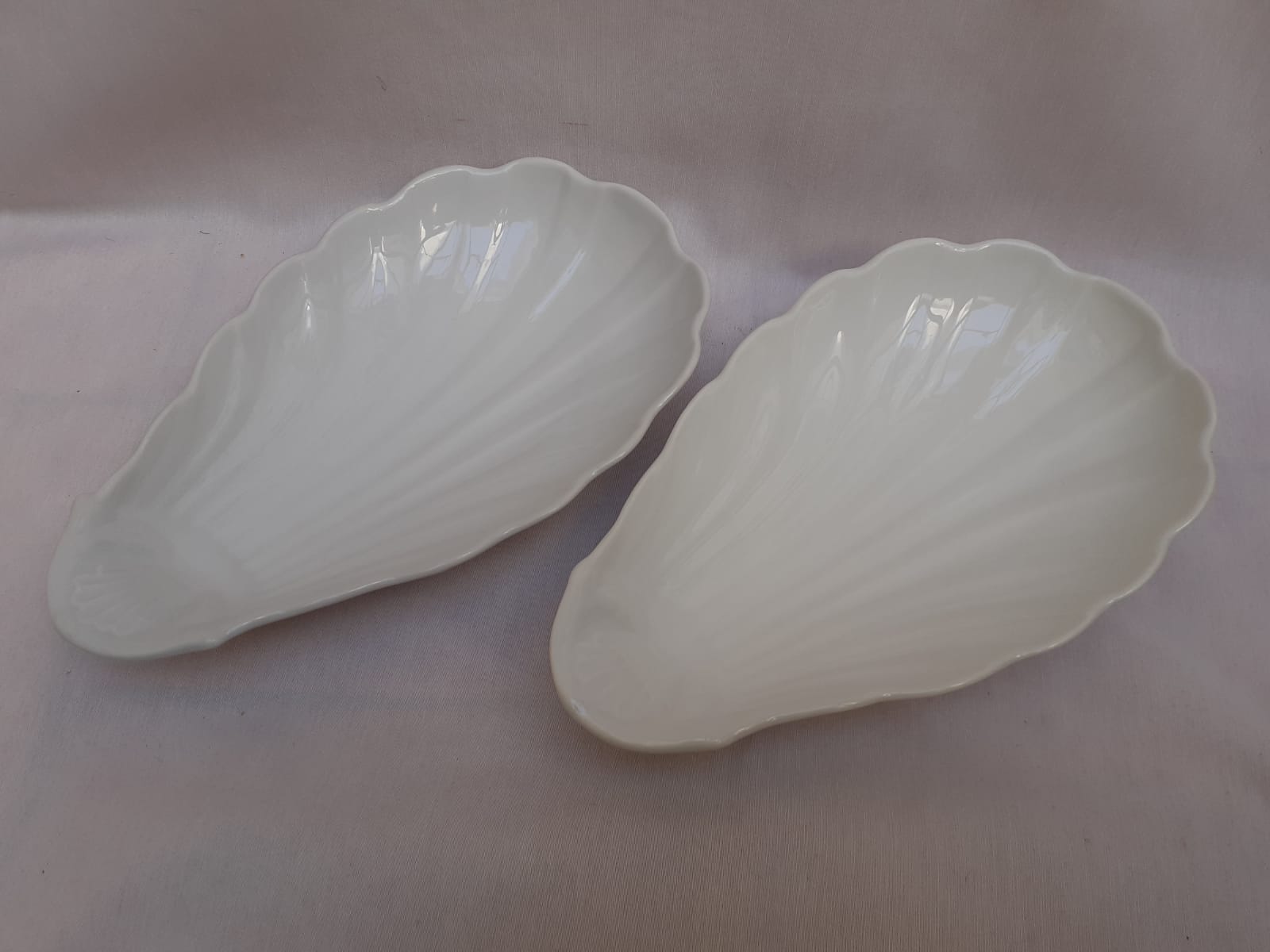 Pair of porcelain shell ravines