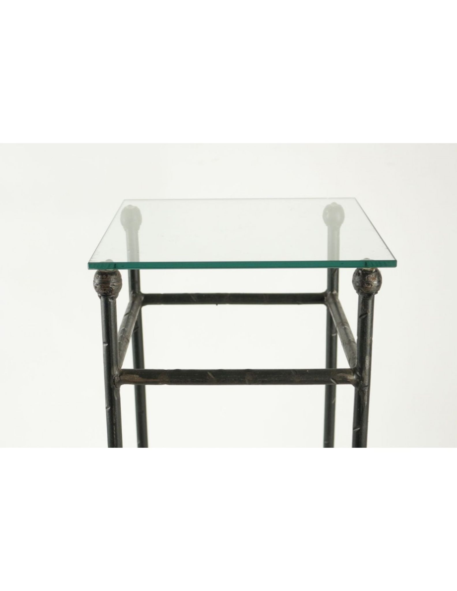 Deux consoles, gaines en fer forgé dessus en verre, XXème siècle