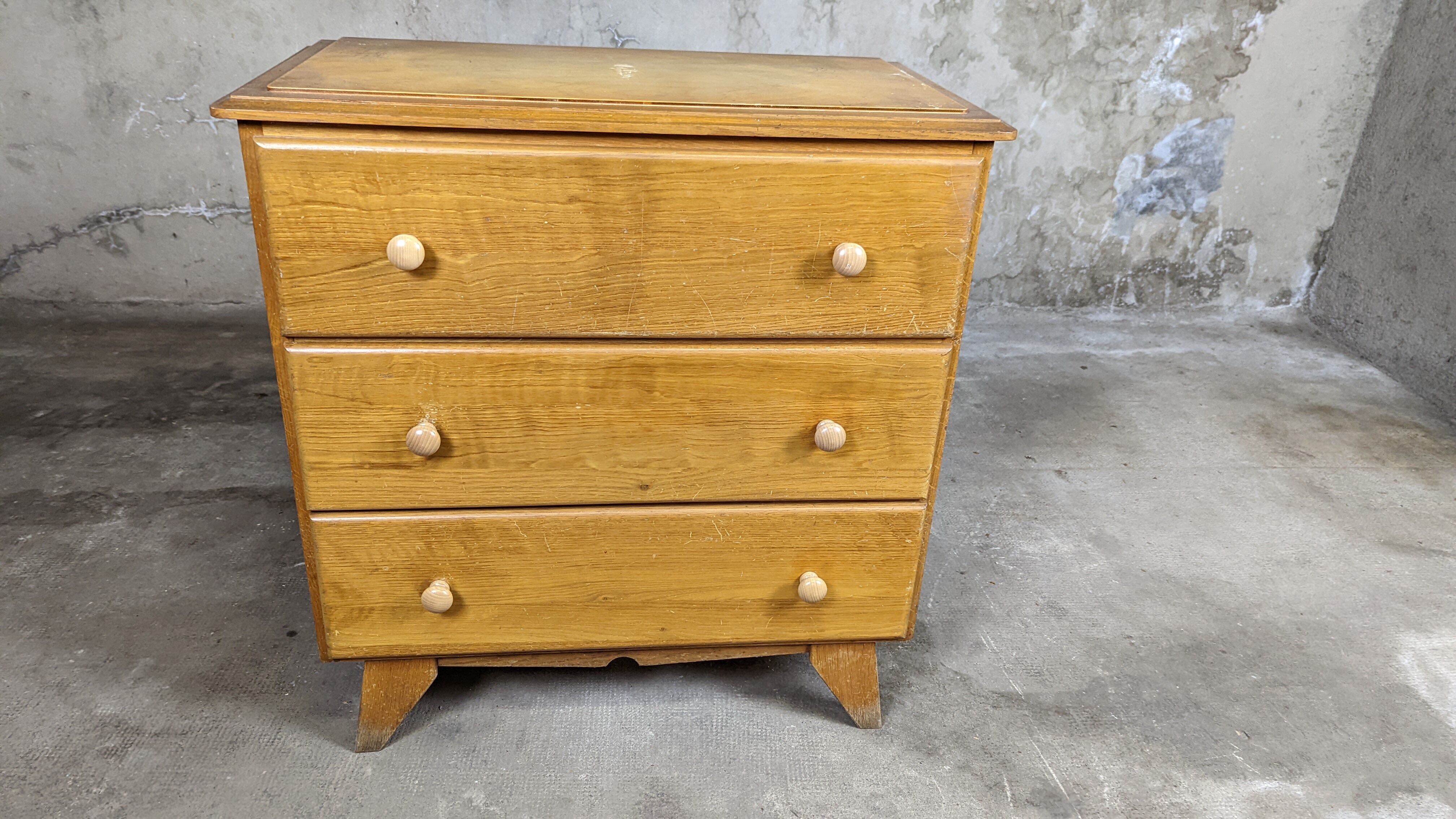 Scandinavian compass foot dresser