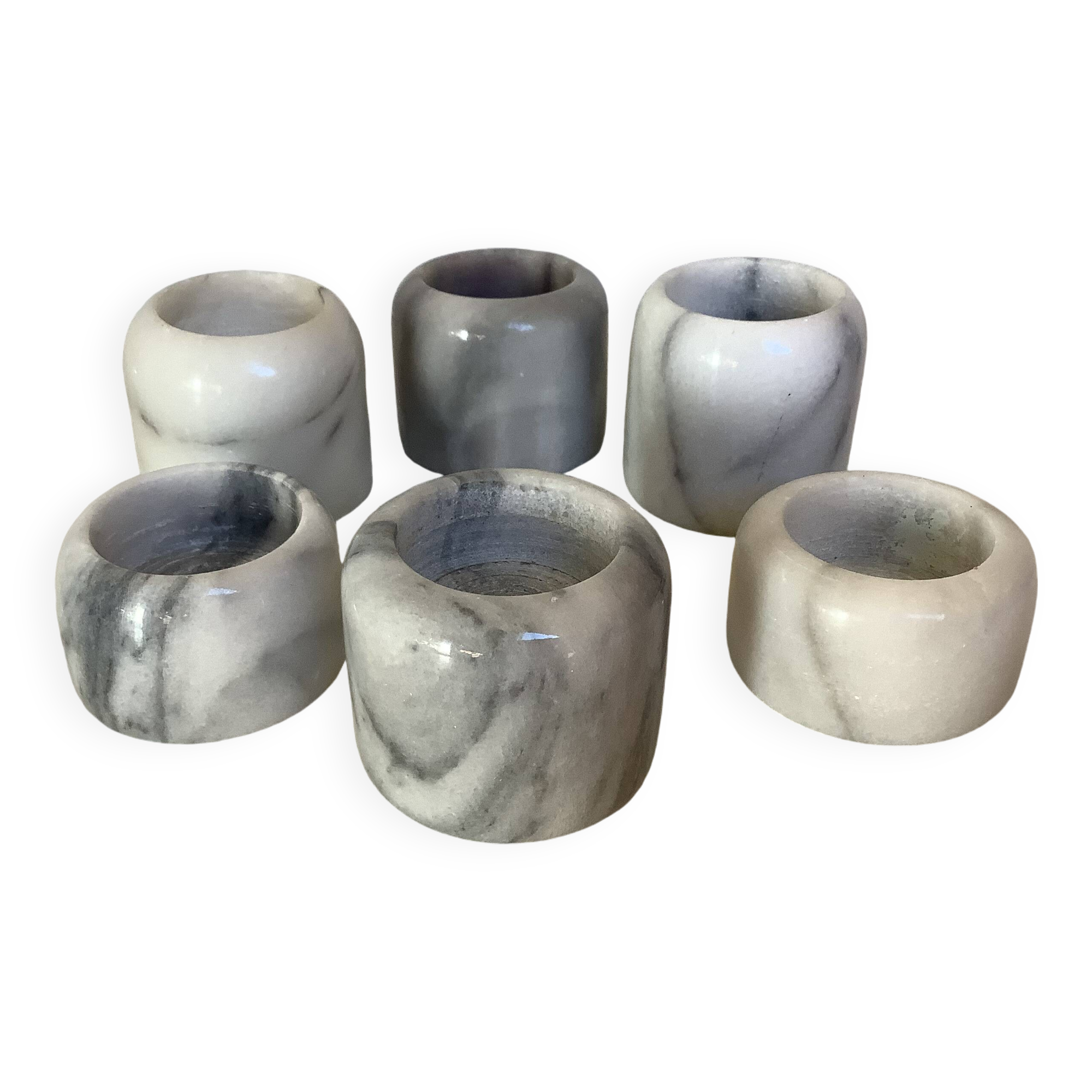 Six bougeoirs en marbre