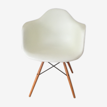 DAW armchair by Charles et Ray Eames for Vitra