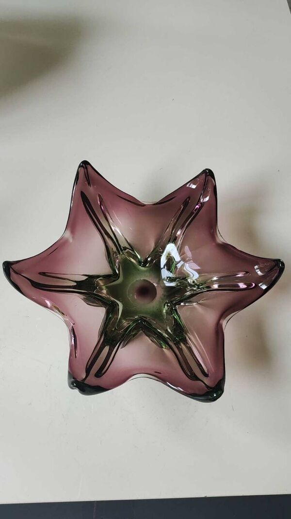 Grand Vide-poche Etoile de Mer/Création Joseph Michael Hospodka/ Verrerie Tchèque Chribska en verre d Art soufflé améthyste/Vert. Diam 24 cm
