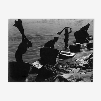Lessive au bord du fleuve, Inde vers 1960
