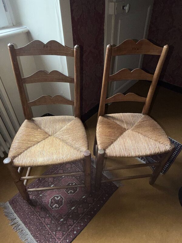 Paire de chaises anciennes rustiques – bois tourné – assise en fibres