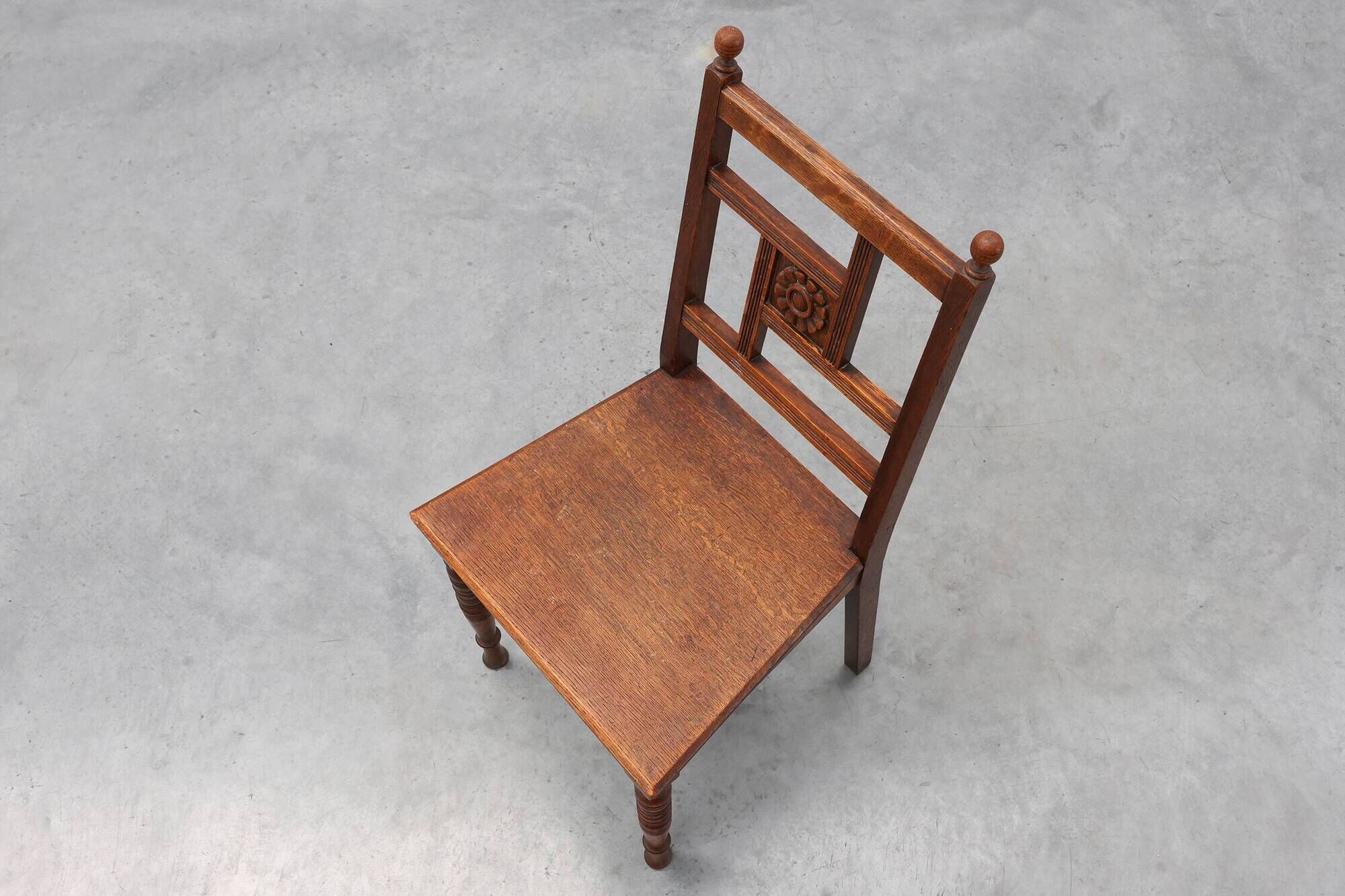 Art Deco oak side chair with carved rosette back and turned front legs, Bel
