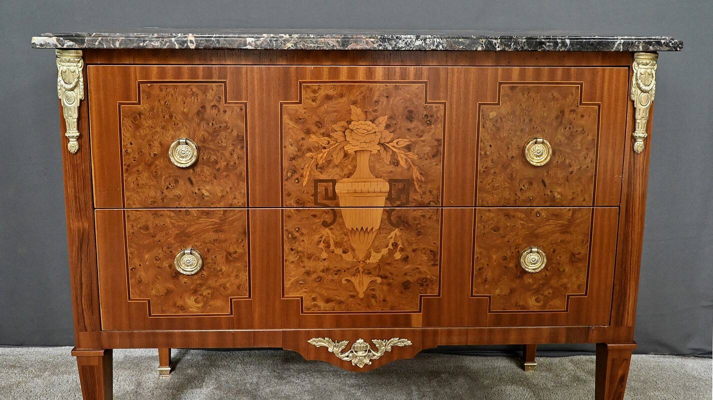 Commode sauteuse en marqueterie, style Louis XVI – milieu XXe
