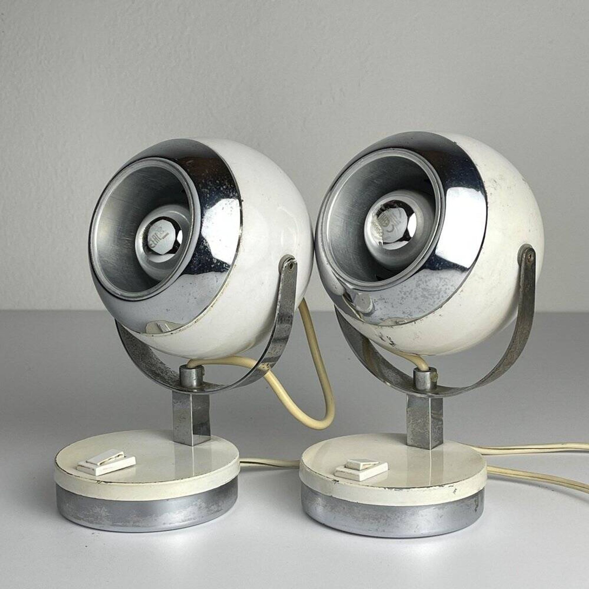 Lampes de bureau blanches du milieu du siècle, années 1960, ensemble de 2
