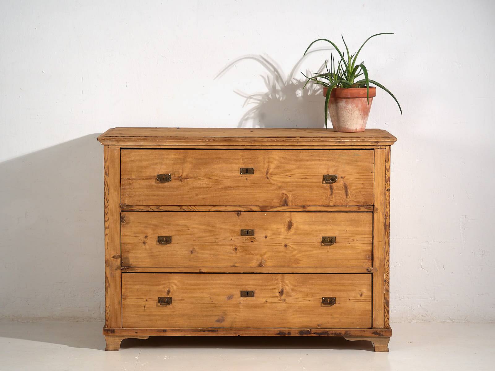 Antique Provençal-style chest of drawers (circa 1920)