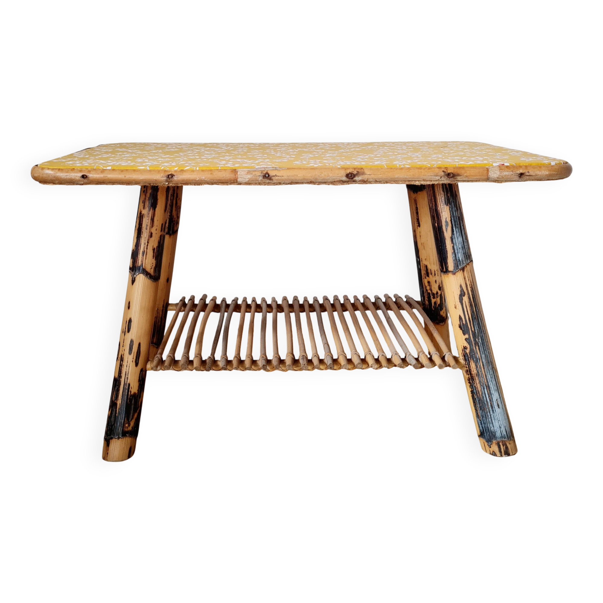 Table basse en rotin plateau tissu fleuri jaune