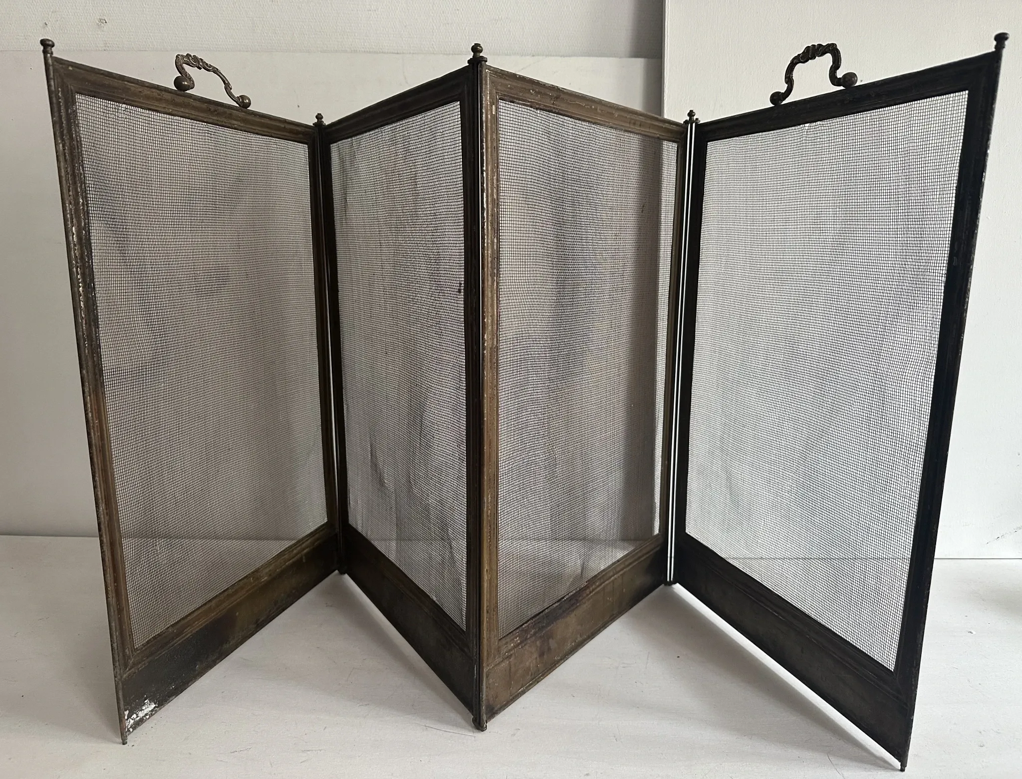 Antique brass and iron mesh spark guard with 4 panels – Early 20th century