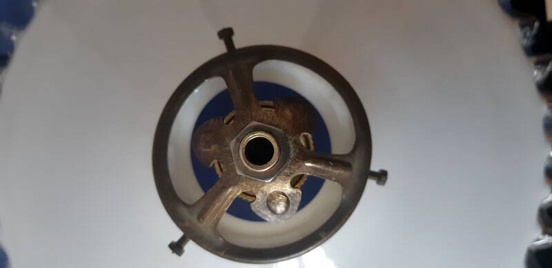 Suspension in vintage serrated opaline.