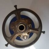 Suspension in vintage serrated opaline.