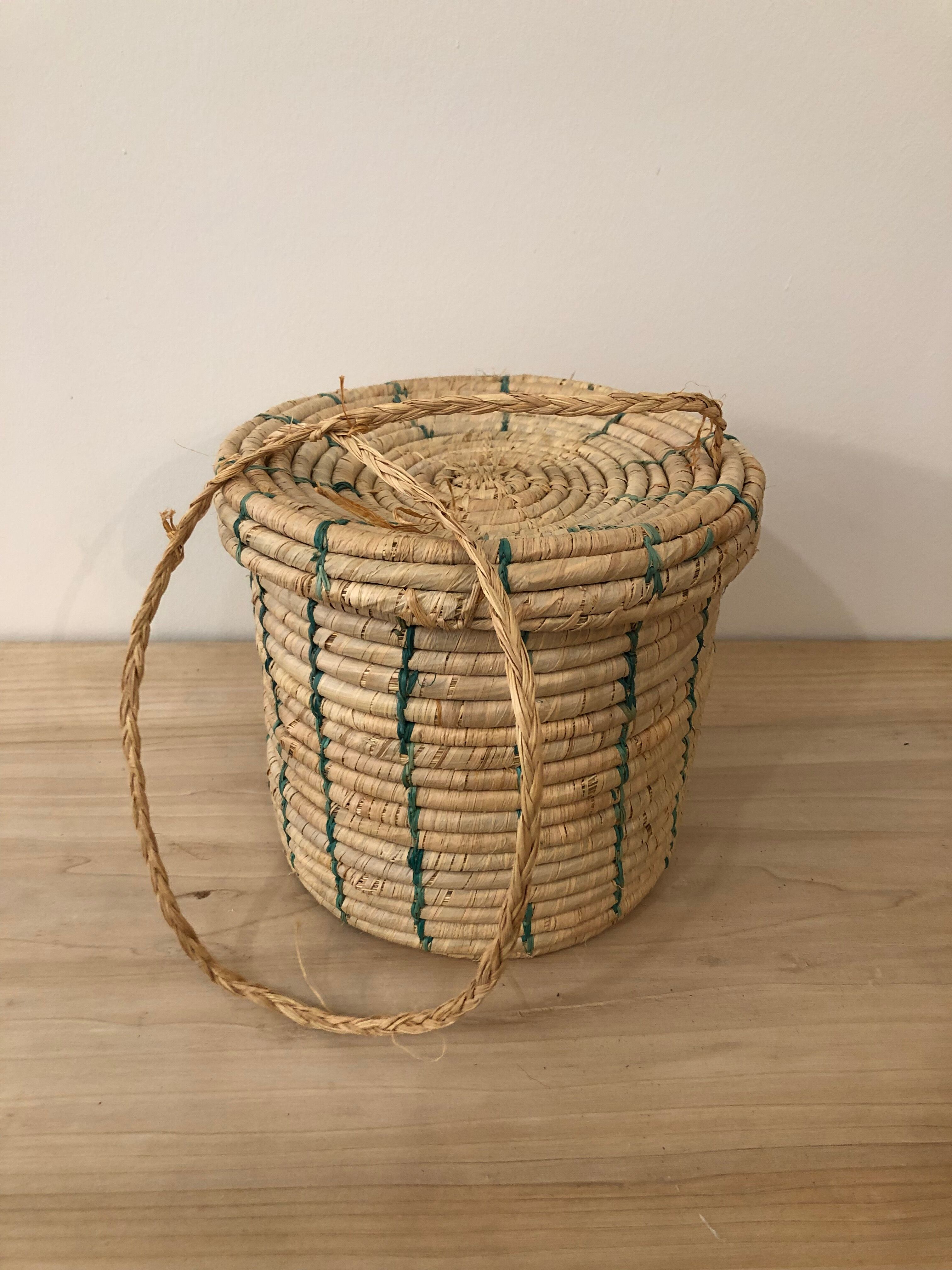 Wicker basket to hang