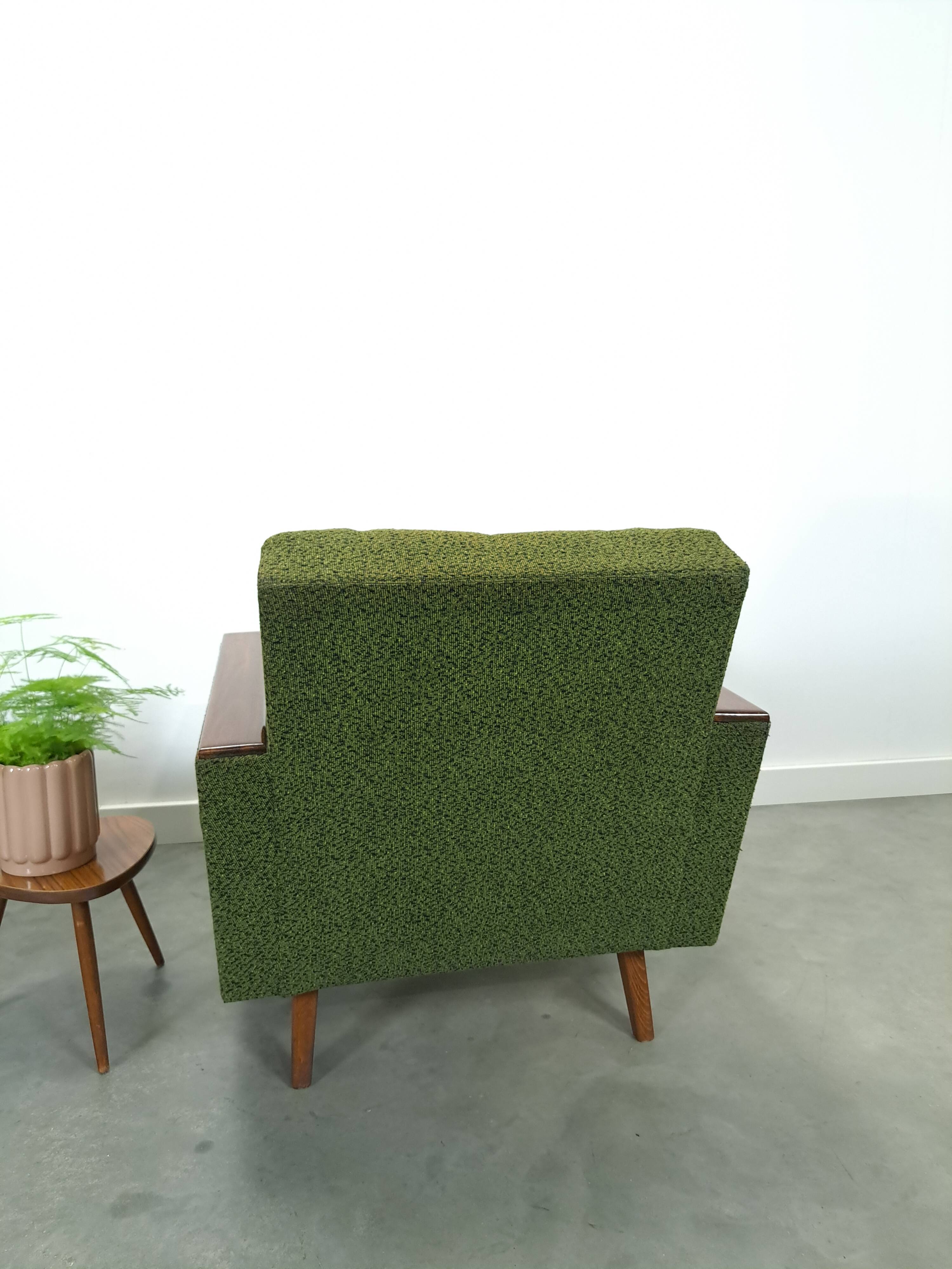 Fauteuil vert avec dossier en bois de teck