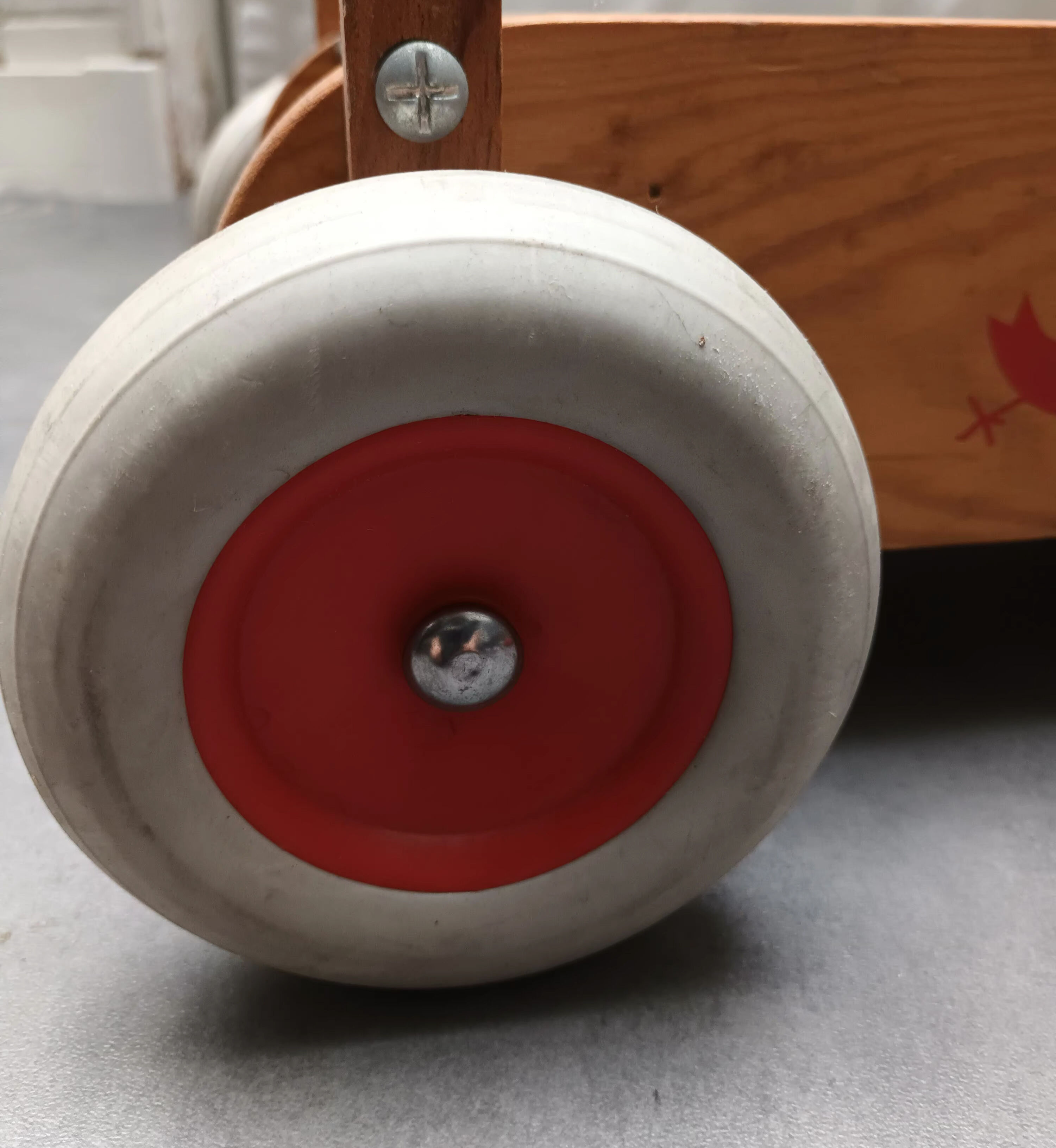Walking trolley with multicolored wooden cubes