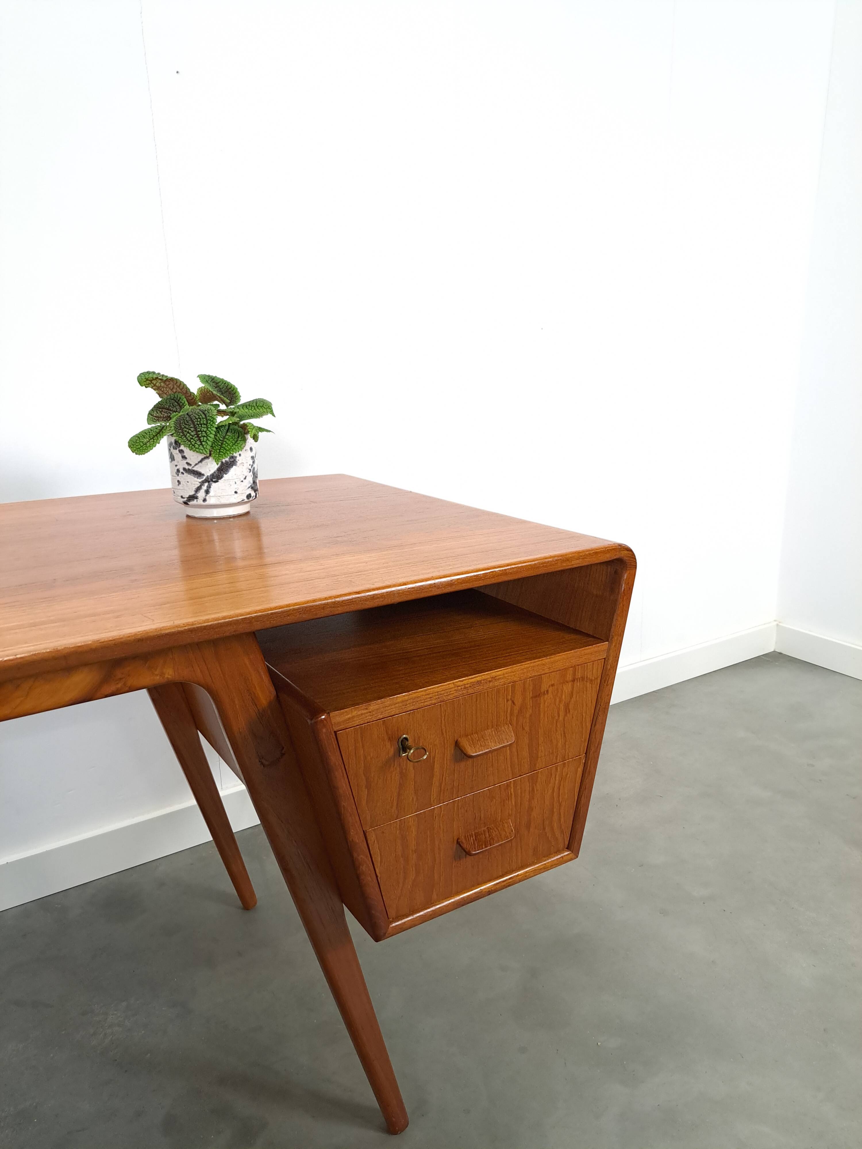 Teak vrijstaand partner bureau met schuine vormen, lades en extra werkblad