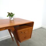 Teak vrijstaand partner bureau met schuine vormen, lades en extra werkblad