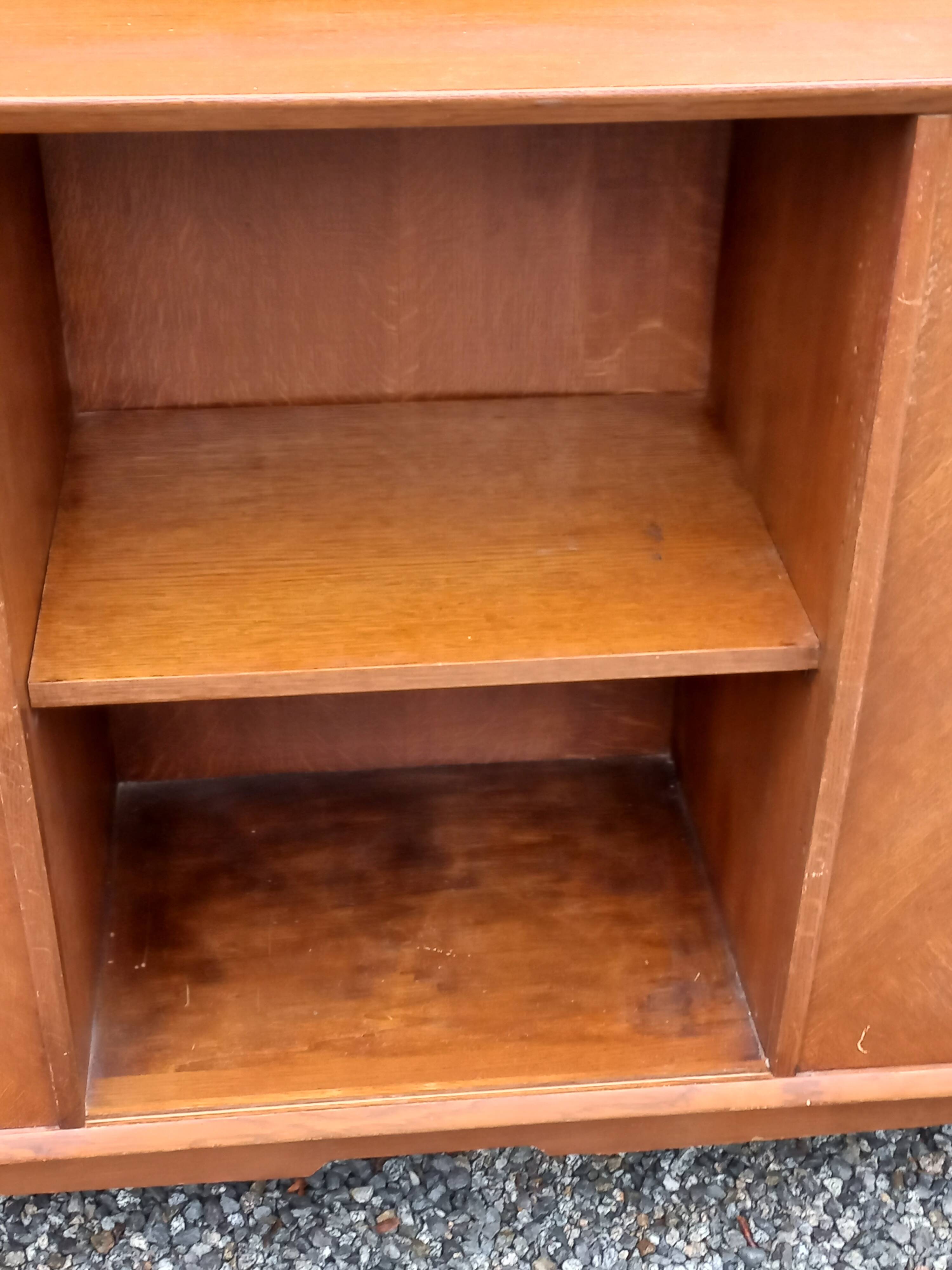 Enfilade vintage en chêne doré portes coulissantes pieds compas 1950