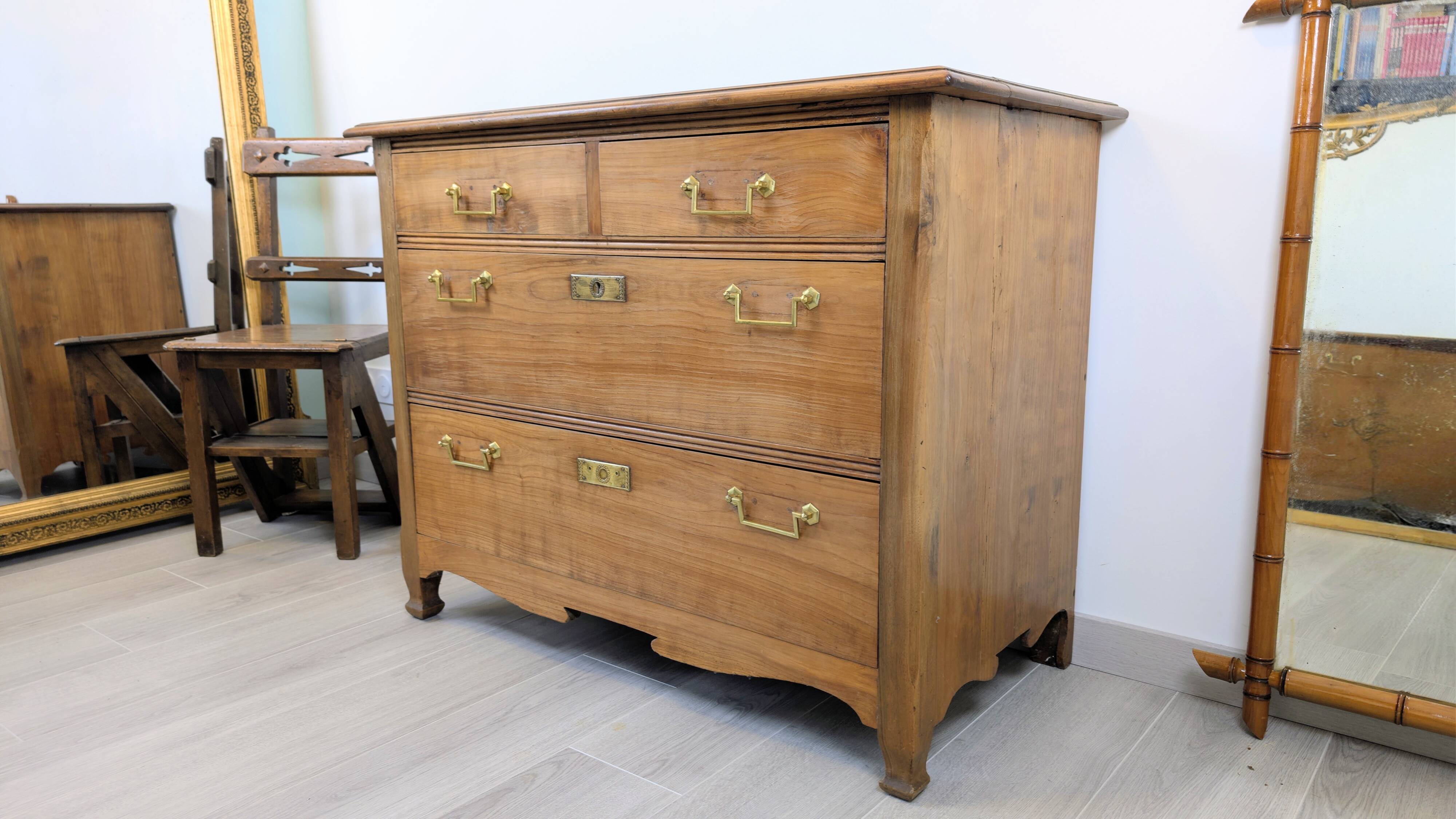 Antique marine chest of drawers in solid wood – charm and maritime spirit