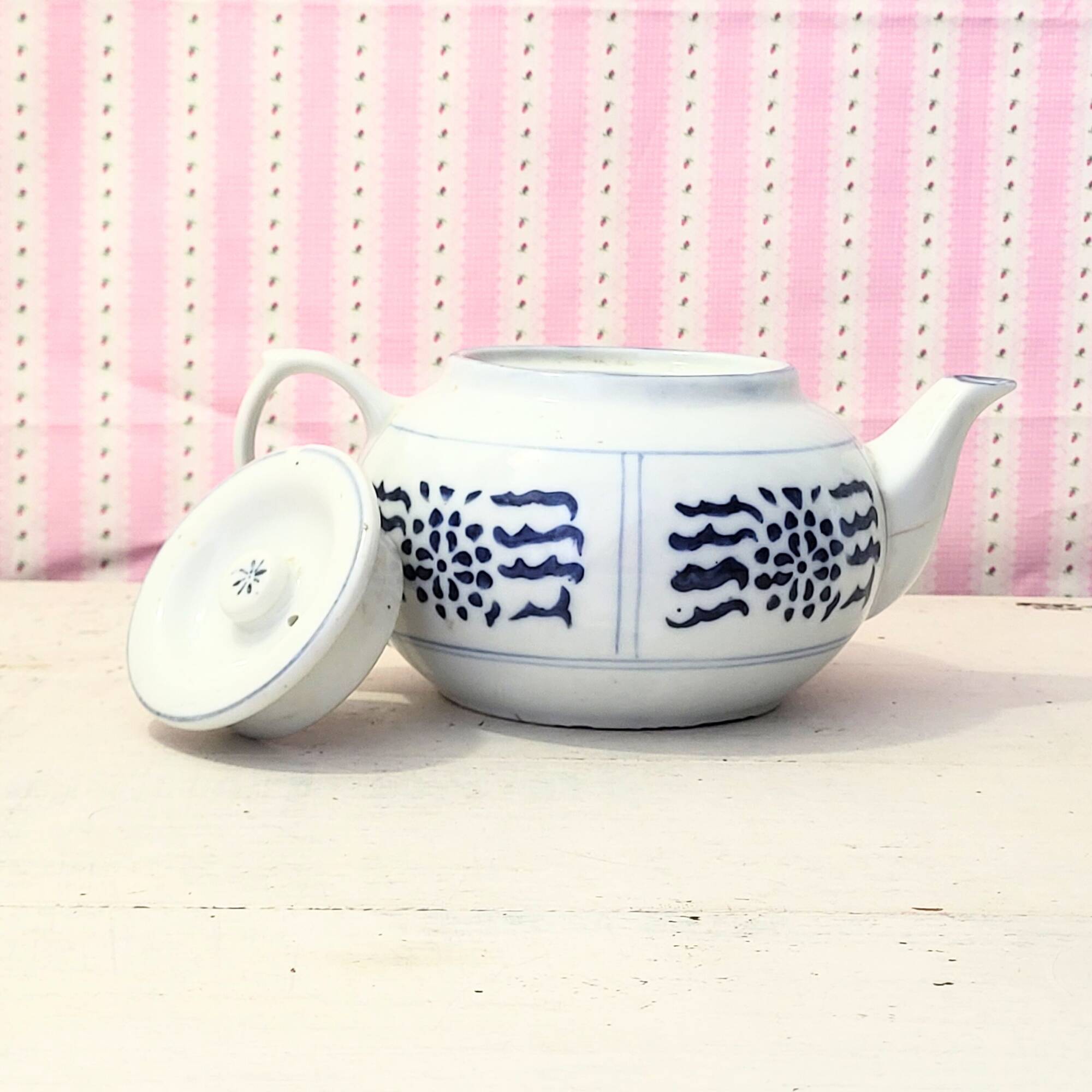 Antique white and blue Chinese porcelain teapot – floral decoration