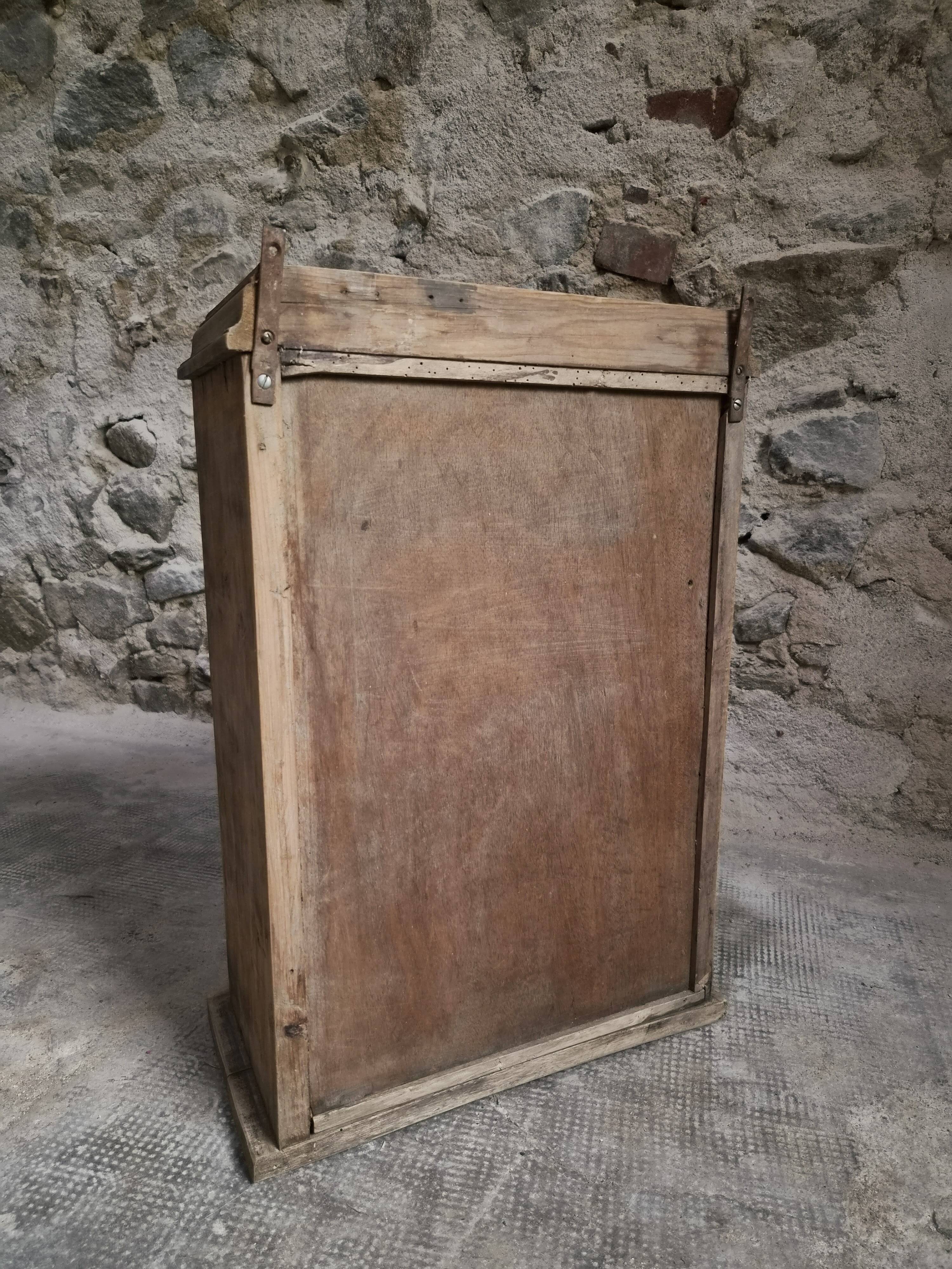 Armoire murale française ancienne, placard suspendu en pin et chêne, porte vitrée, vers 1850–1900