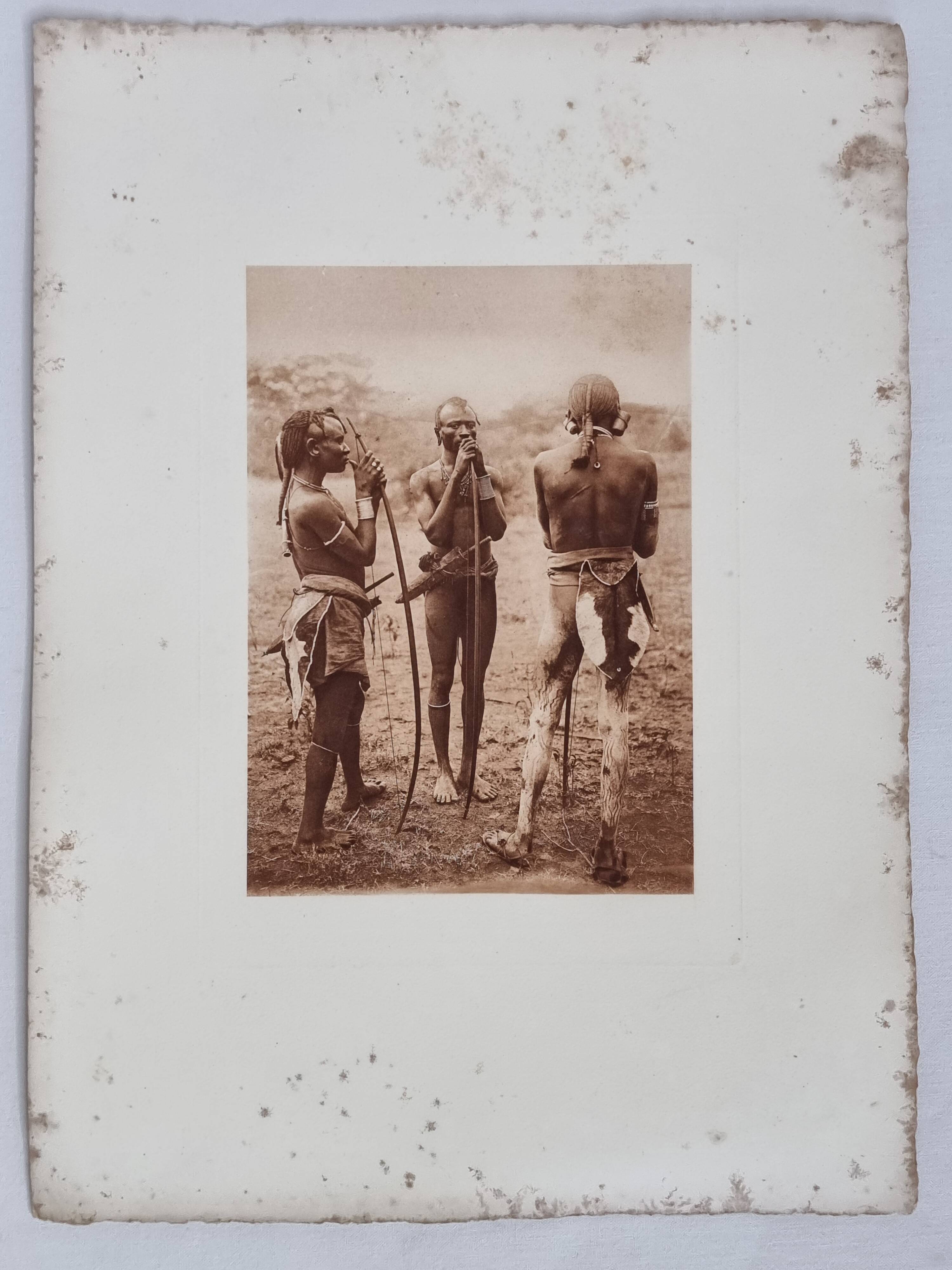 Photogravure ancienne, 1930, chasseurs Massaï