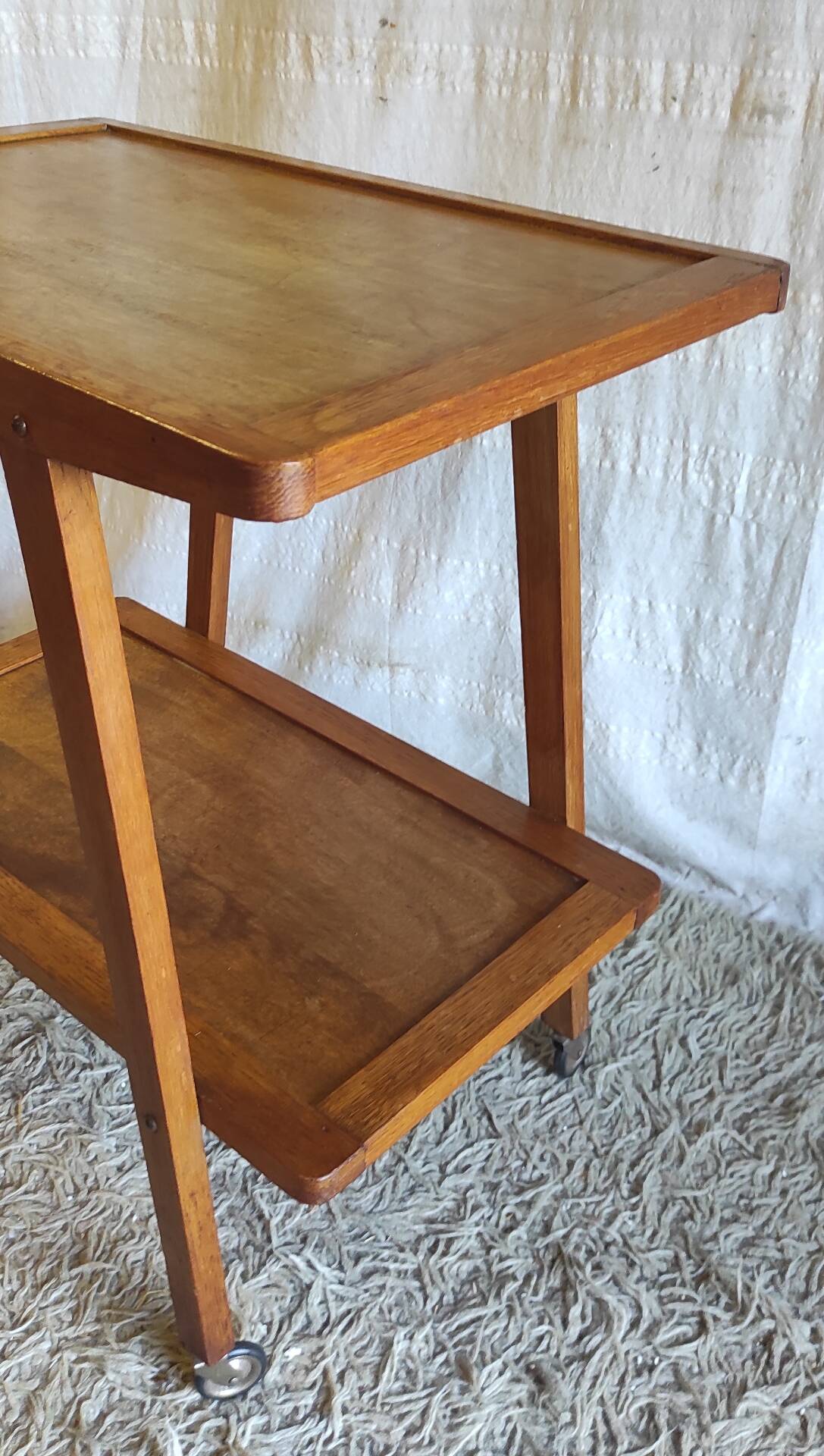 Table d'appoint moderniste en bois massif - années 50/60