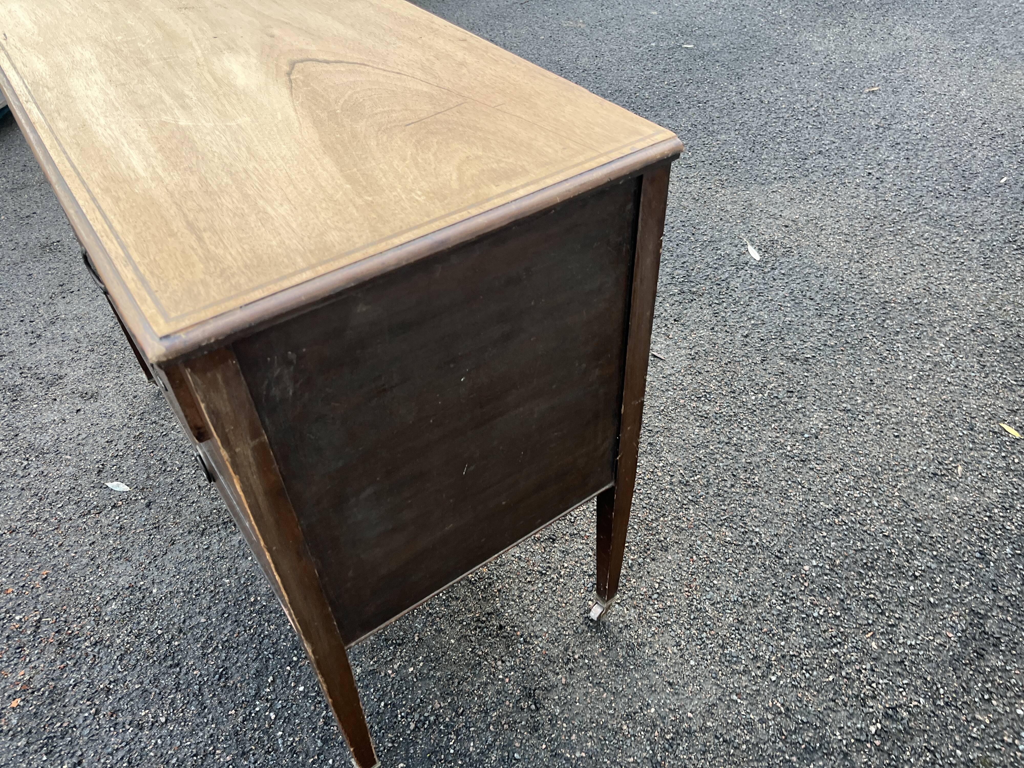 Commode Marqueterie de style Louis XVI à quatre tiroirs