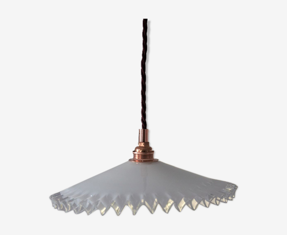 Suspension opaline festonnée blanche douille E14 en cuivre et rosace coupole