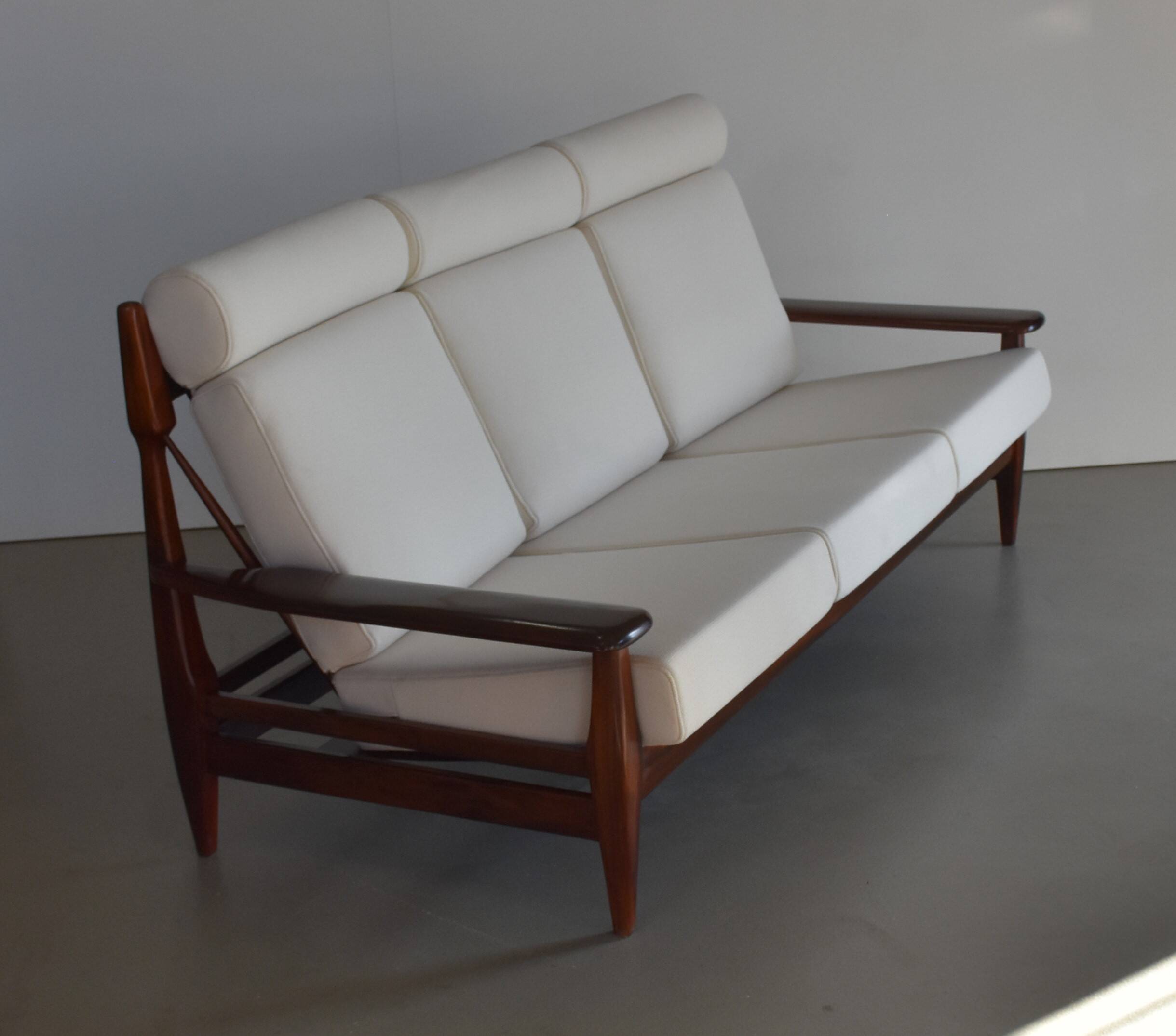 Canapé à dossier haut de style milieu du siècle retapissé