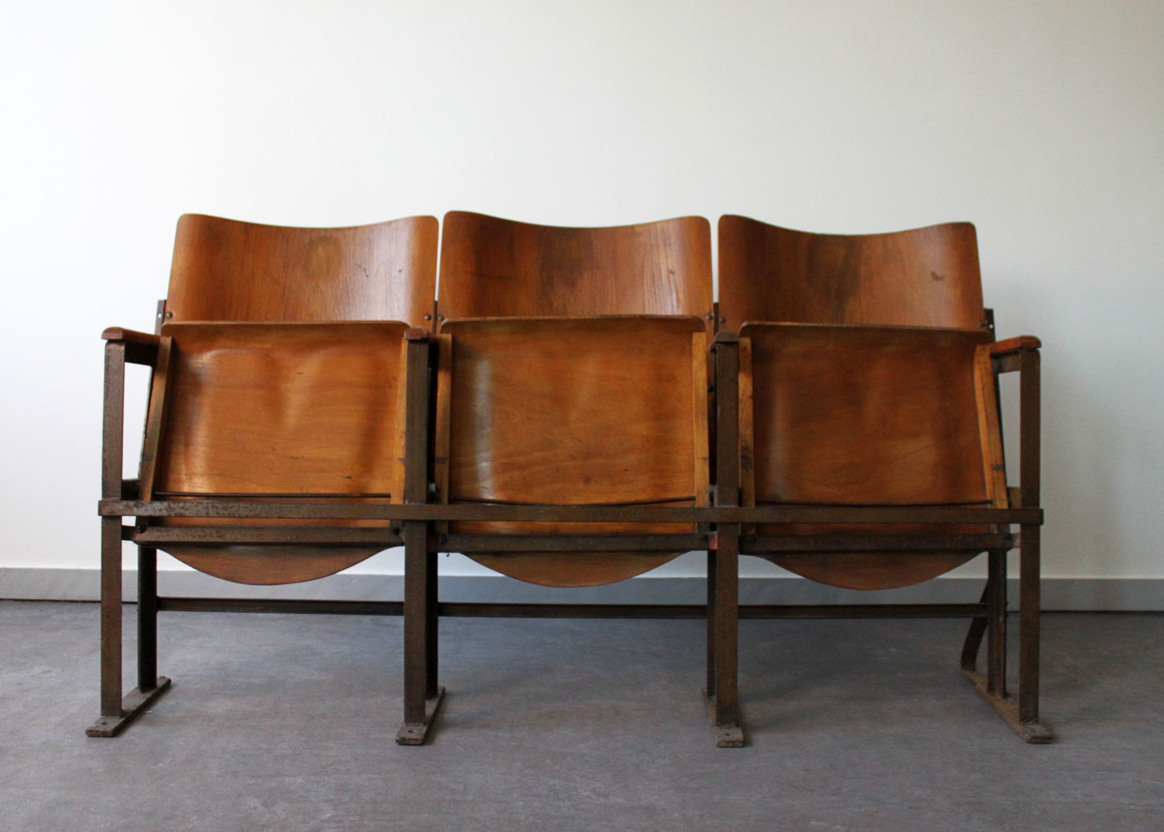 Suite de 3 fauteuils de cinéma strapontins, 1930