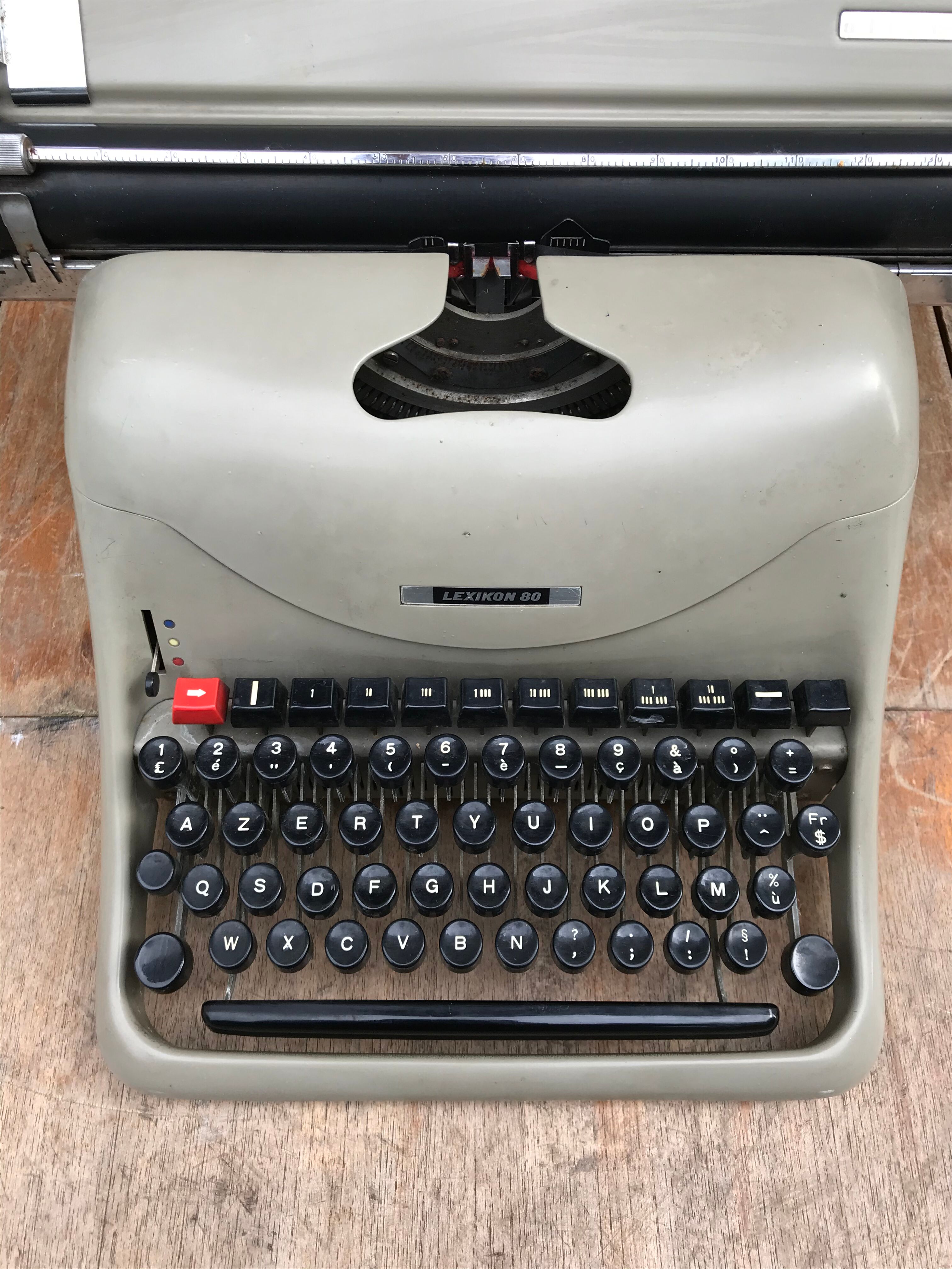 Machine à ecrire Olivetti Lexikon 80 métal gris avec housse vintage