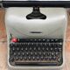 Machine à ecrire Olivetti Lexikon 80 métal gris avec housse vintage