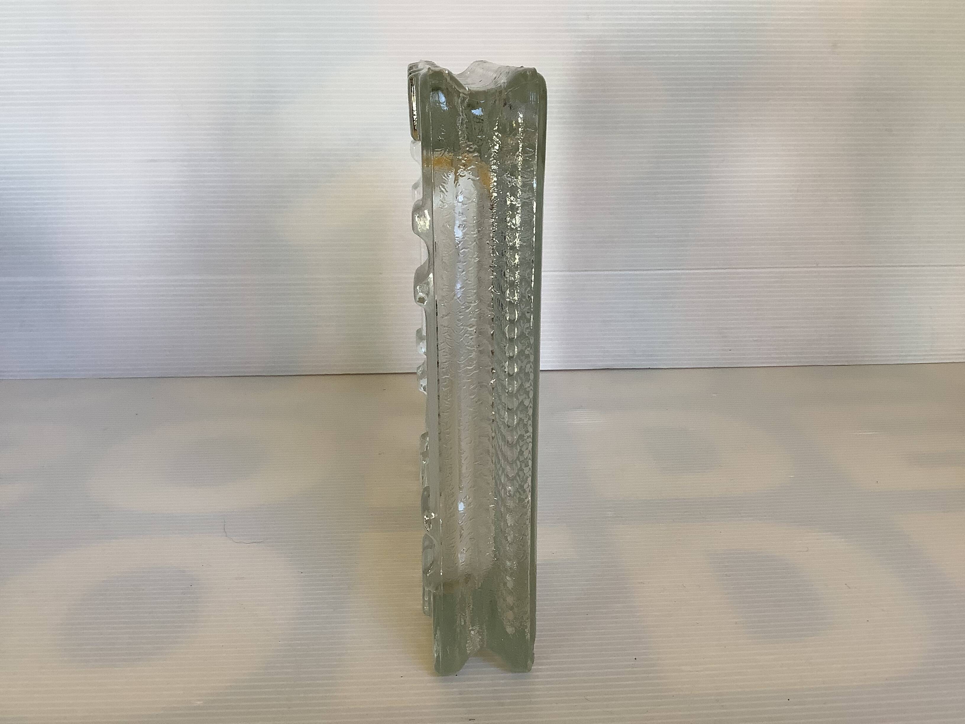 Empty Saint Gobain ashtray pocket with diamond tips