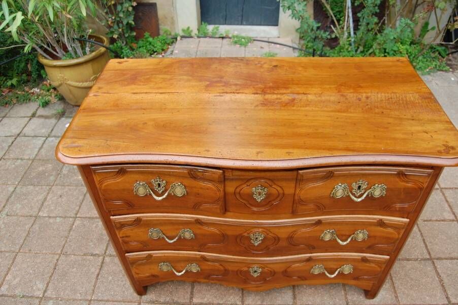 18th-century Louis XV period Parisian commode in walnut.