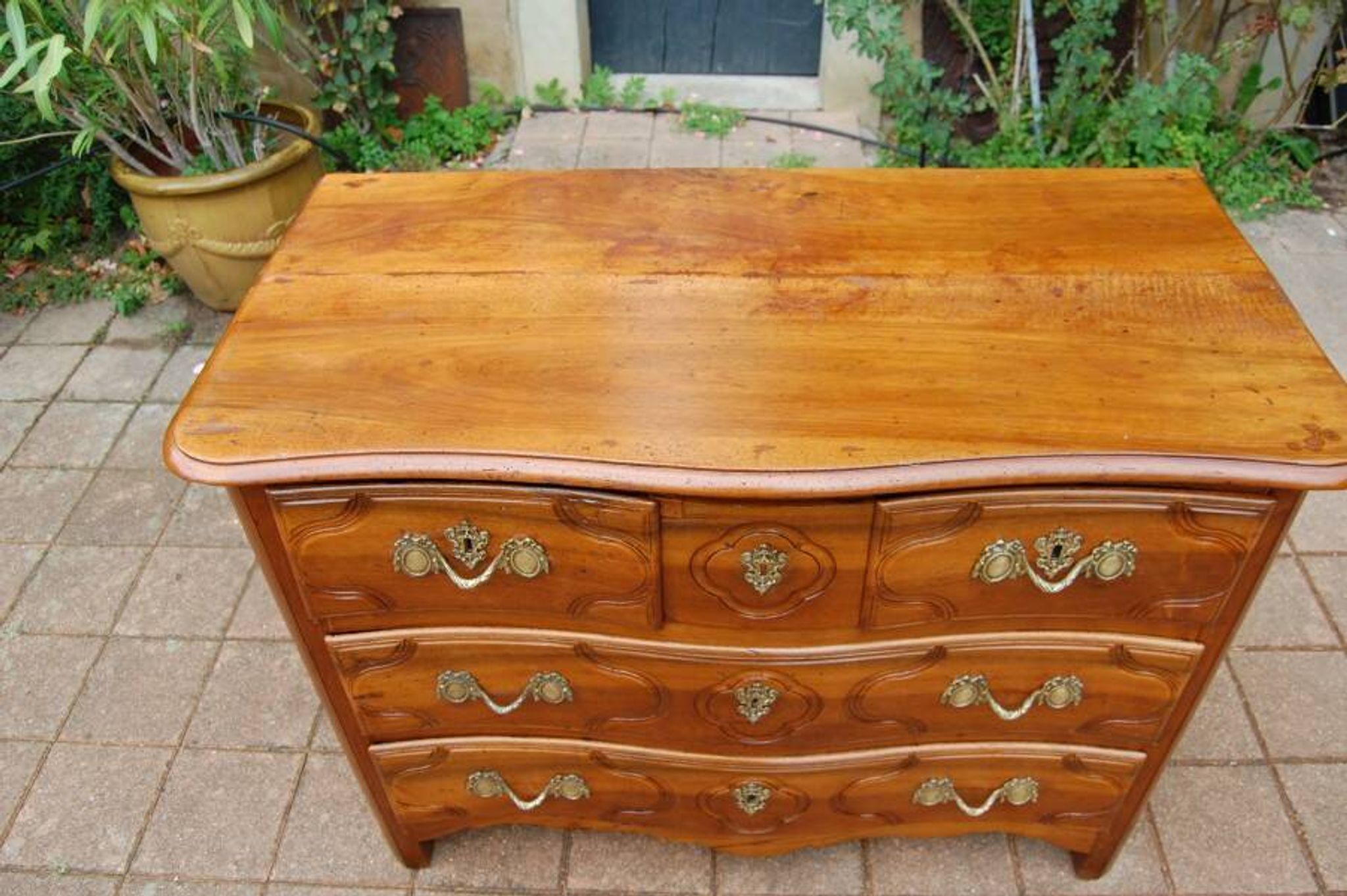 18th-century Louis XV period Parisian commode in walnut.