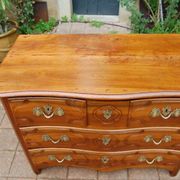 18th-century Louis XV period Parisian commode in walnut.