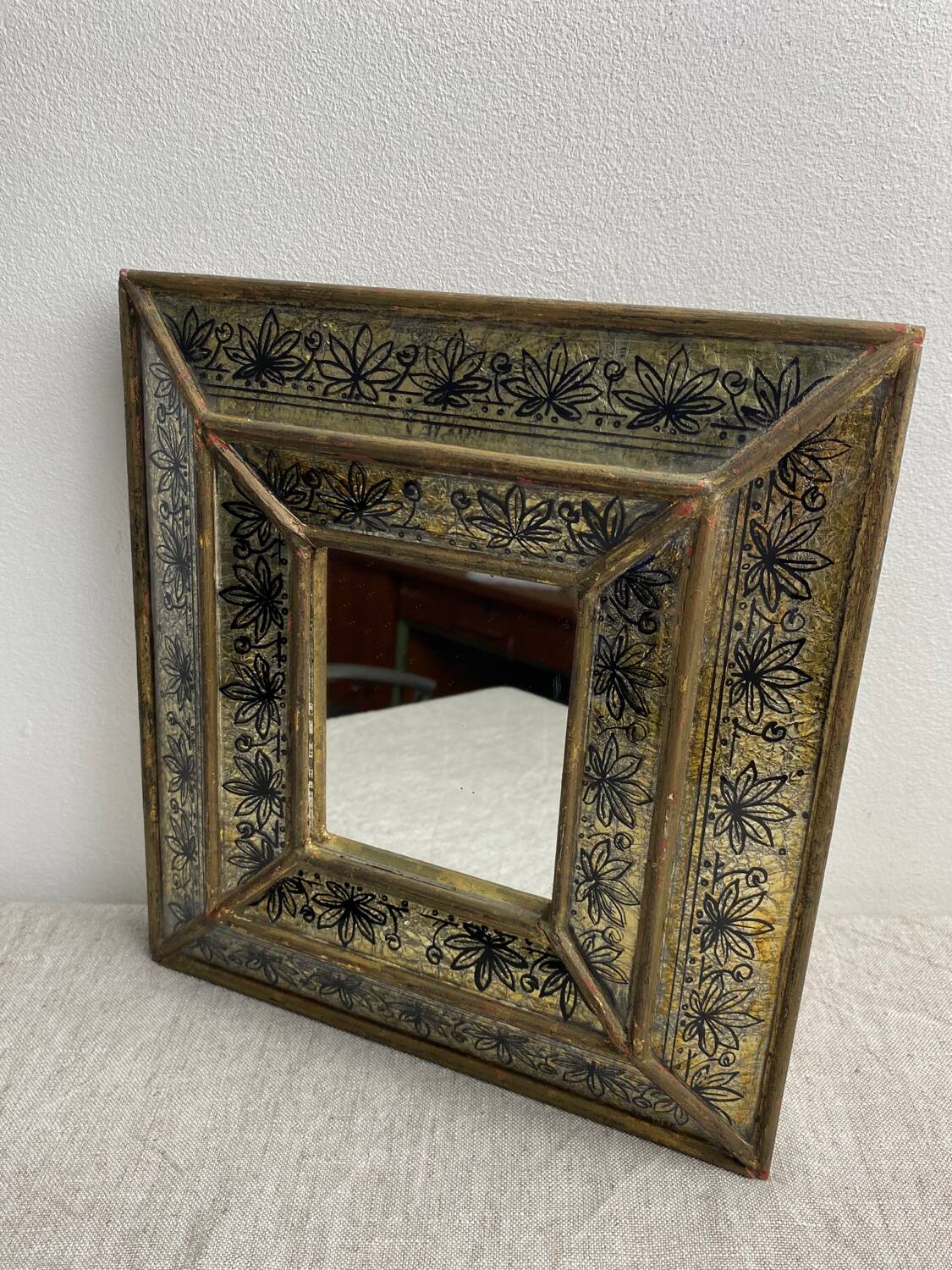 Eglomisé mirror with wooden parecloses