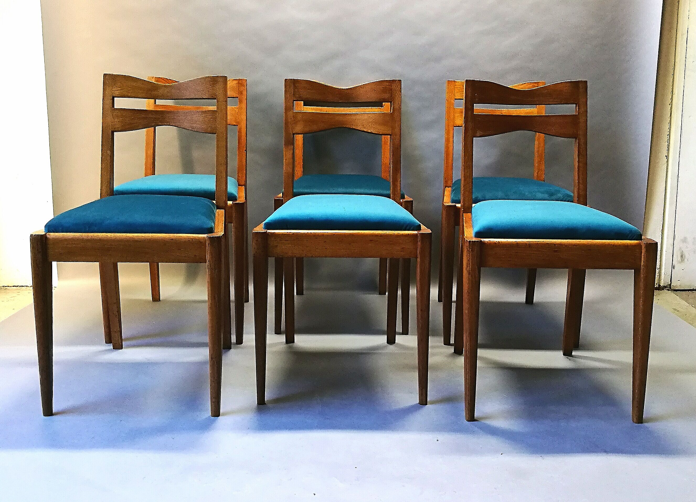 Suite de 6 chaises années 40-50 chêne et velour bleu