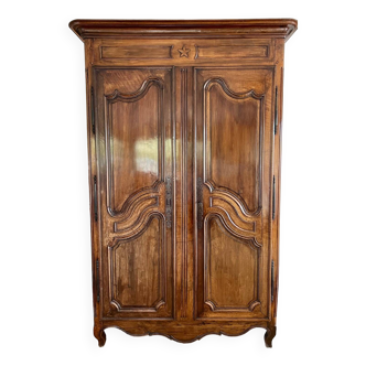 Armoire Louis XV en noyer massif