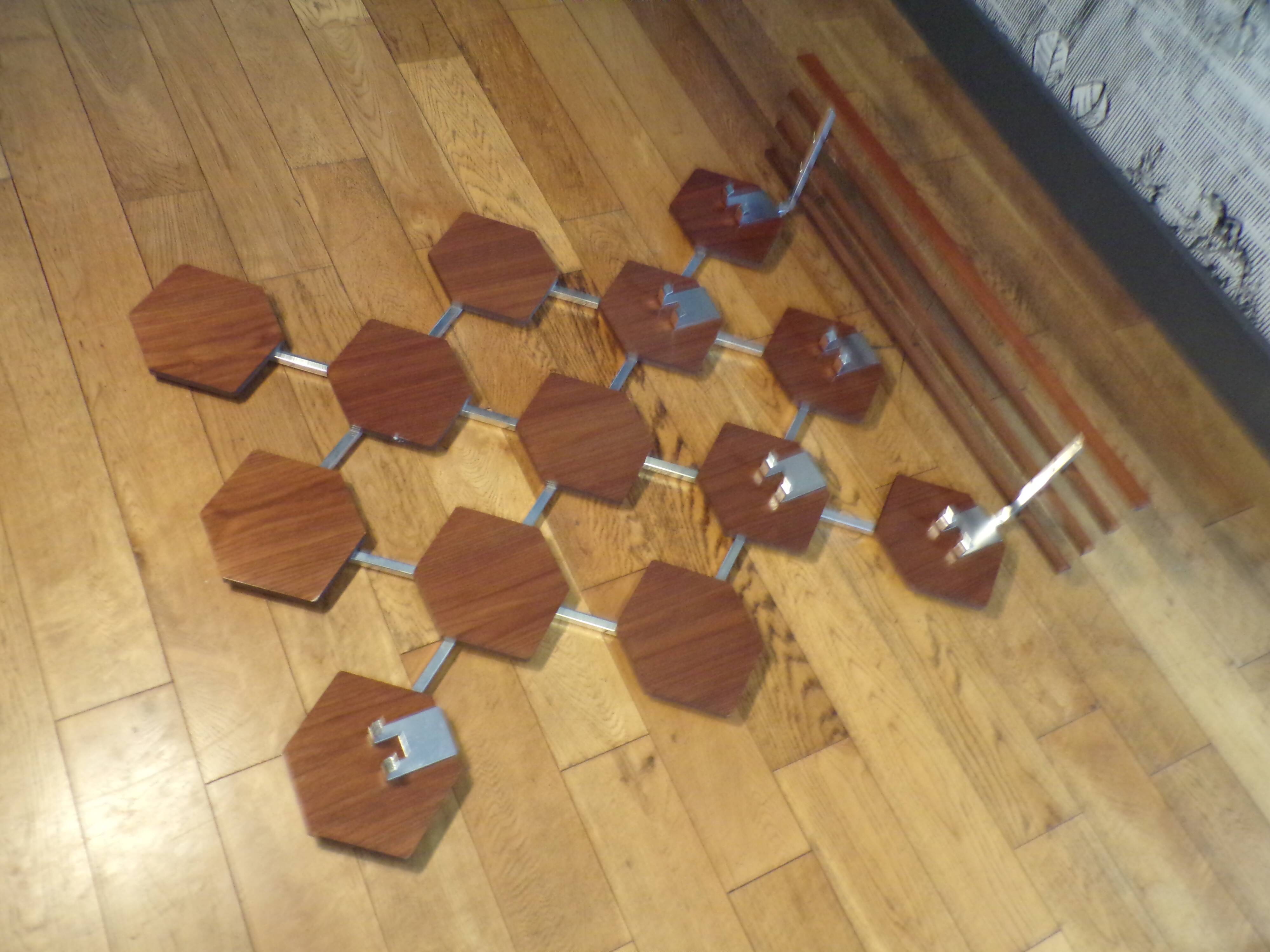 Portemanteau mural hexagones de teck 1970