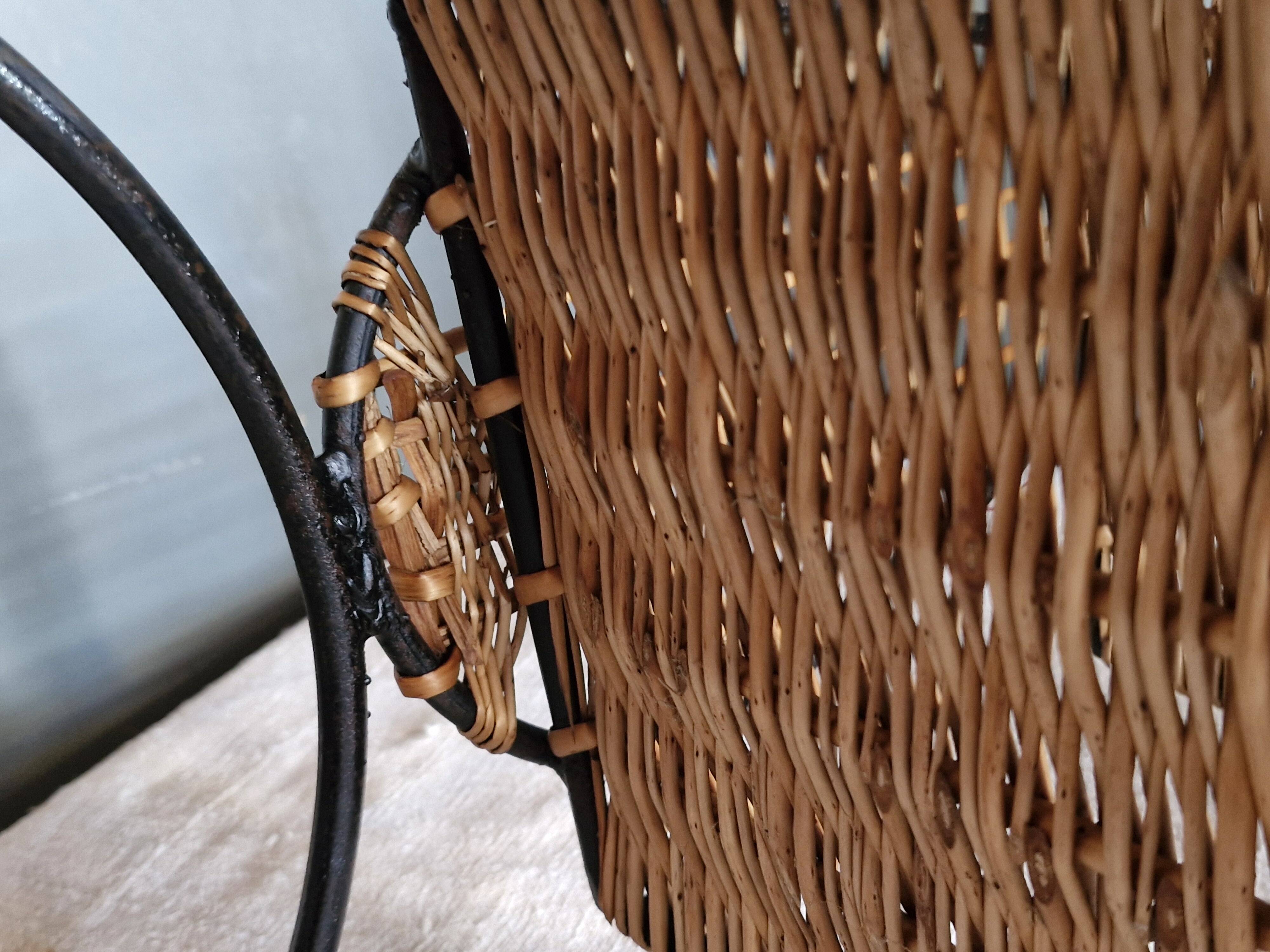 Small antique piece of furniture from the 1960s made of rattan and wrought iron in the shape of a lyre.
