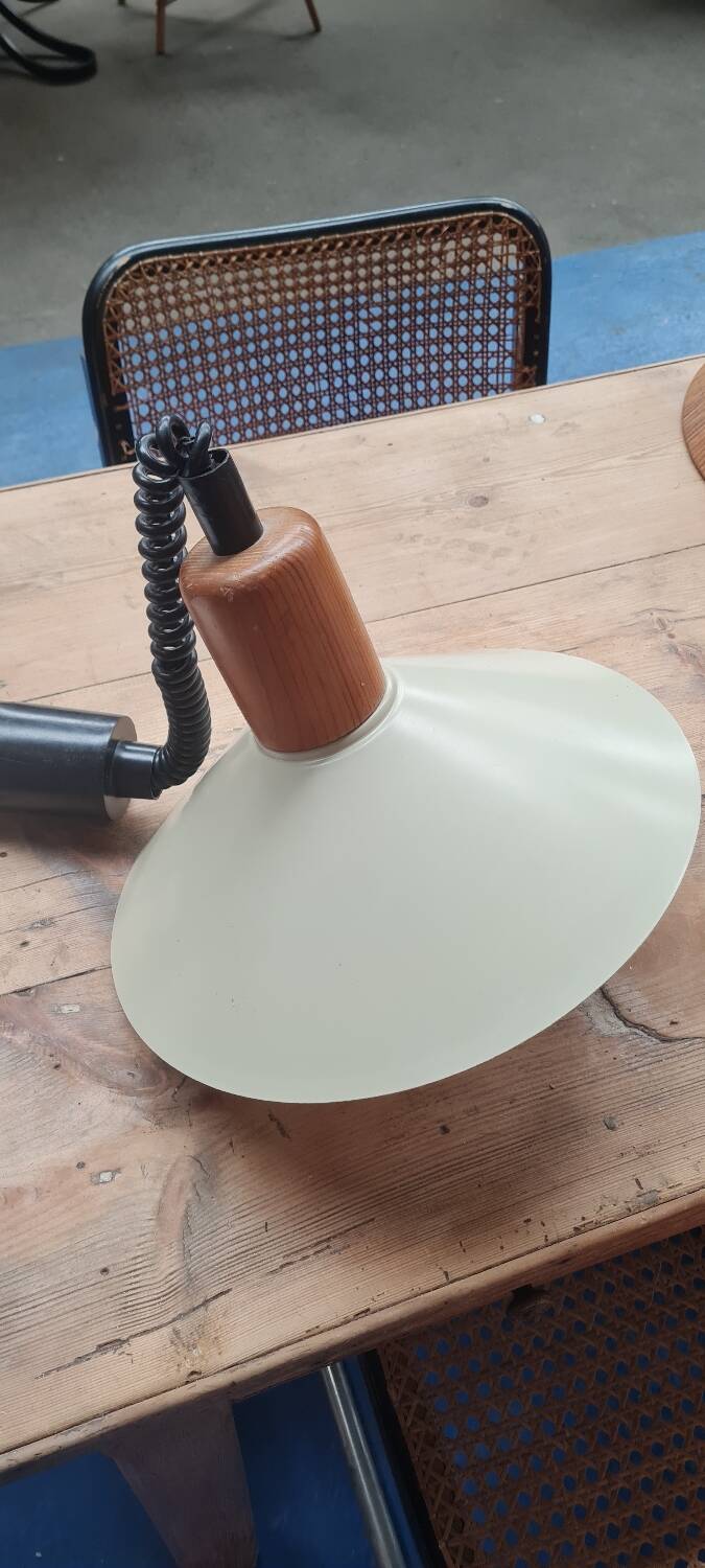 Suspension in beige enameled sheet metal