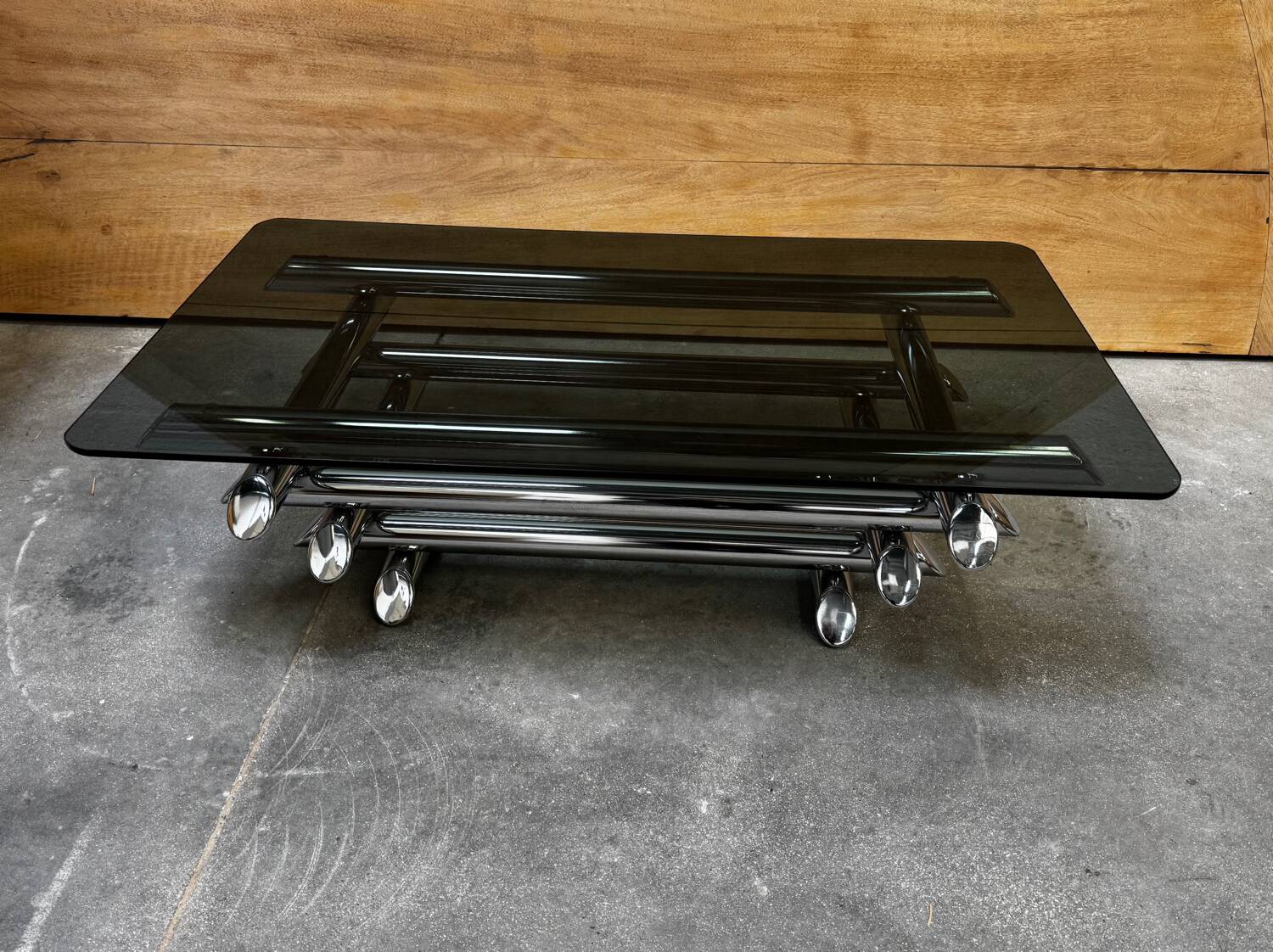 Table basse en verre fumé tubes métal chromé dans le goût Willy Rizzo