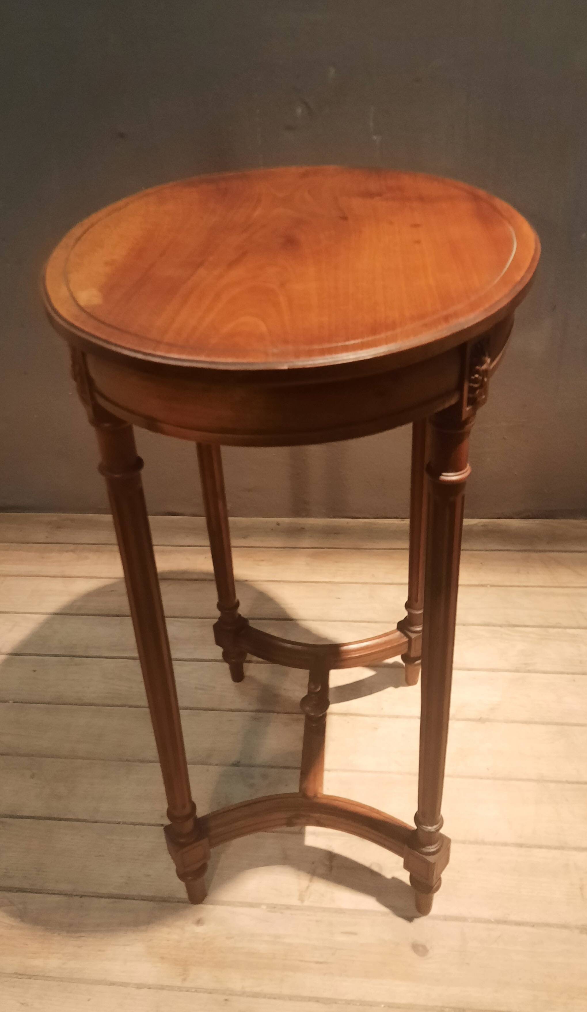 Gueridon oval  style Louis XVI