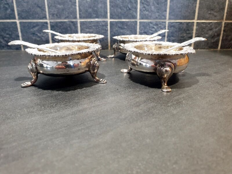 Series of 4 salt pans and their solid silver salt shovels - Shell model - England - 365g