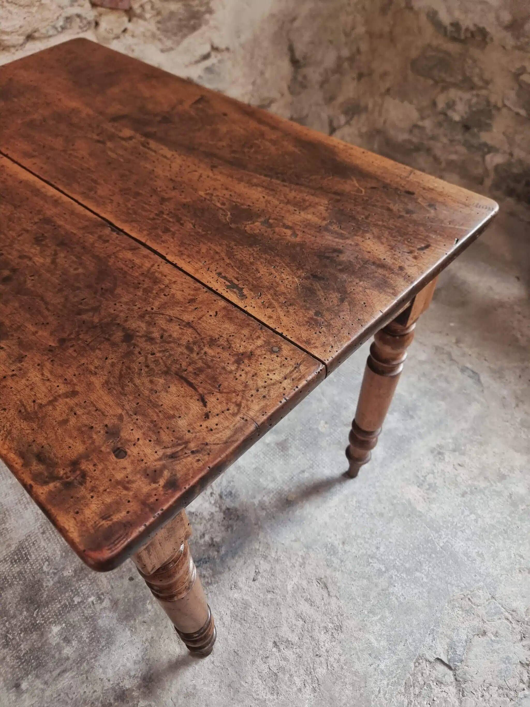 Table française ancienne en noyer – Table de cuisine ou bureau du XIXe siècle avec tiroir (100 × 64 × 74 cm)