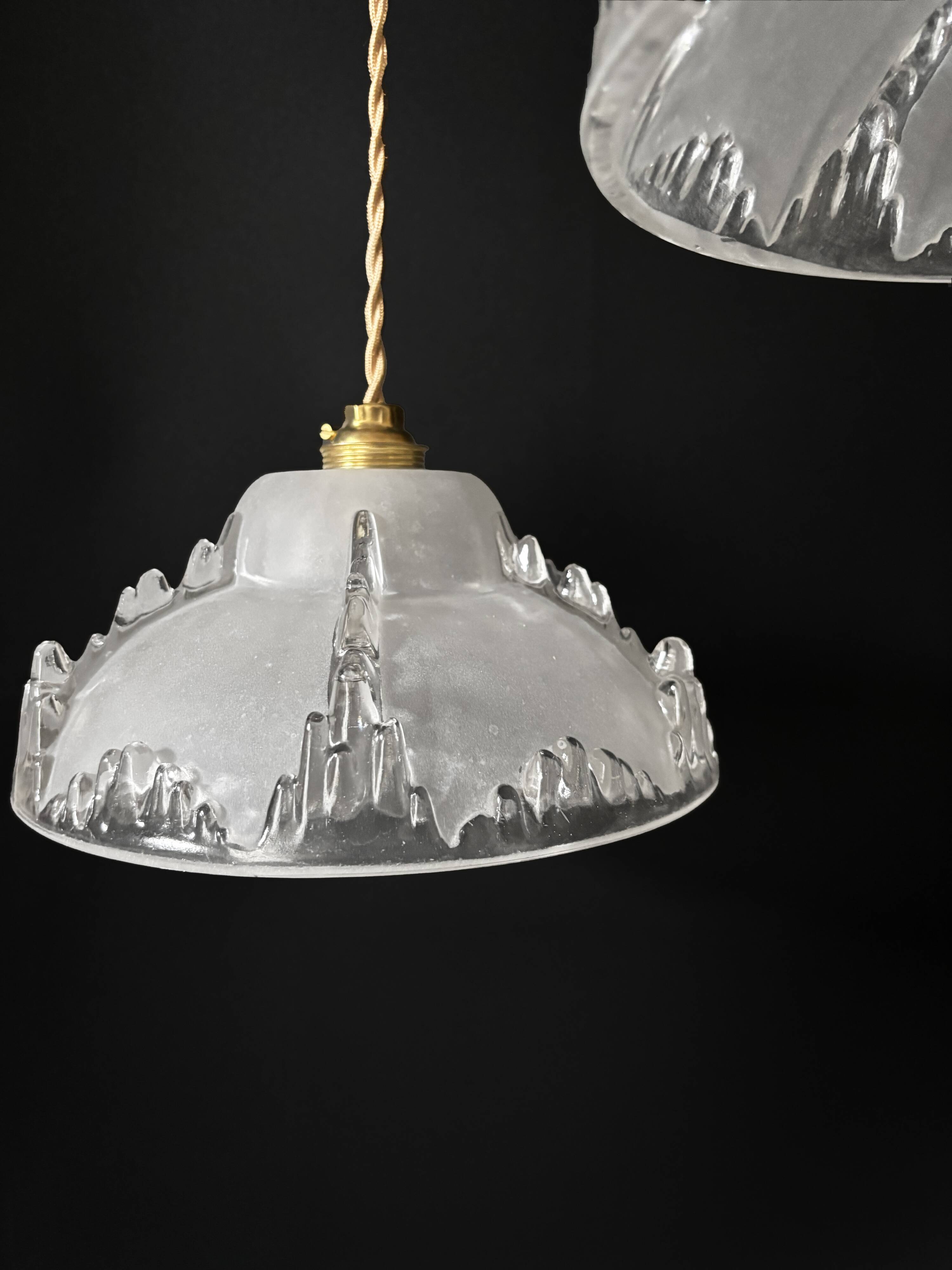Ensemble de 3 suspensions Art deco Ezan en verre moulé givré