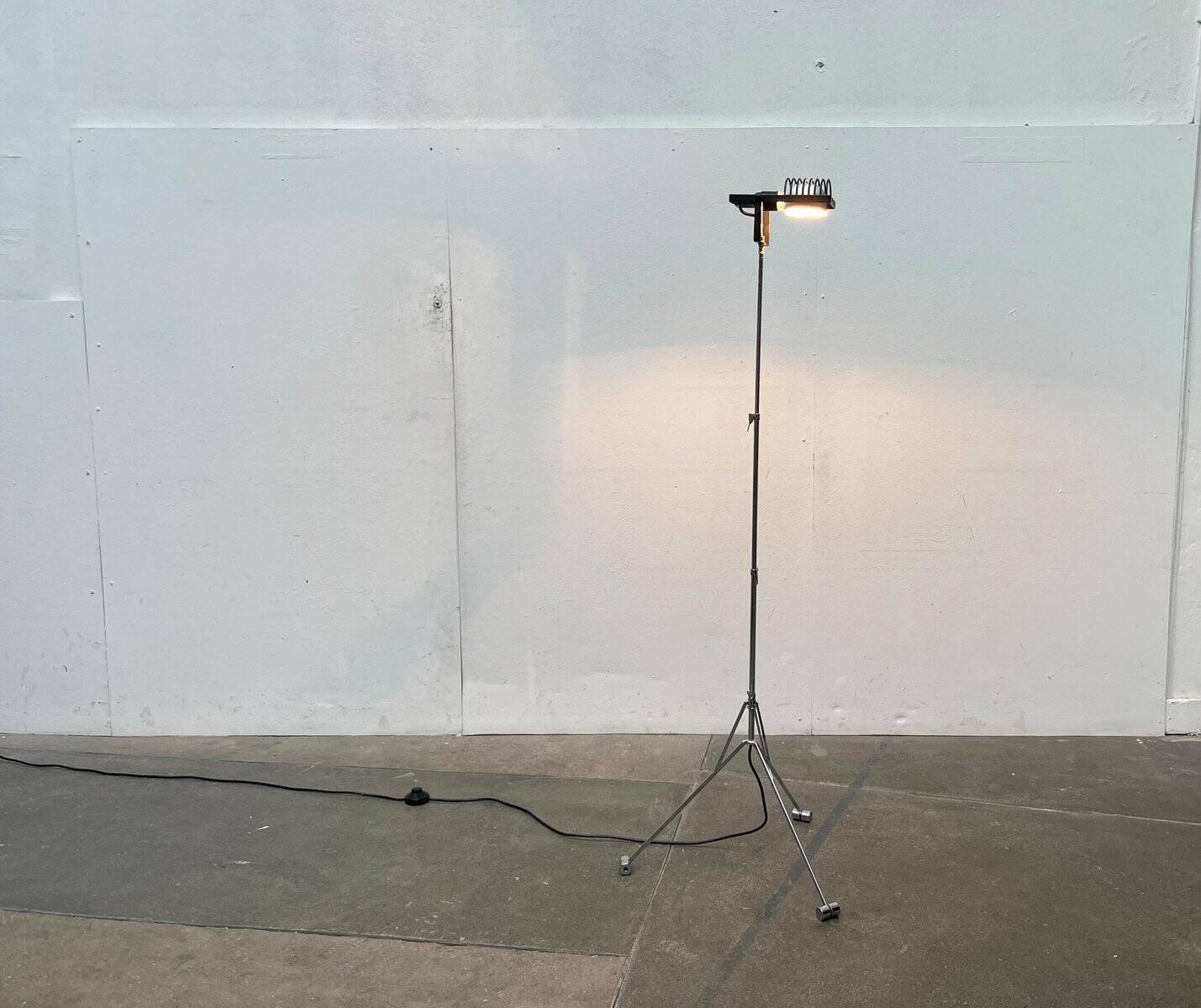 Vintage Italian Sintesi Terra folding floor lamp with tripod by Ernesto Gismondi for Artemide, 1970s.